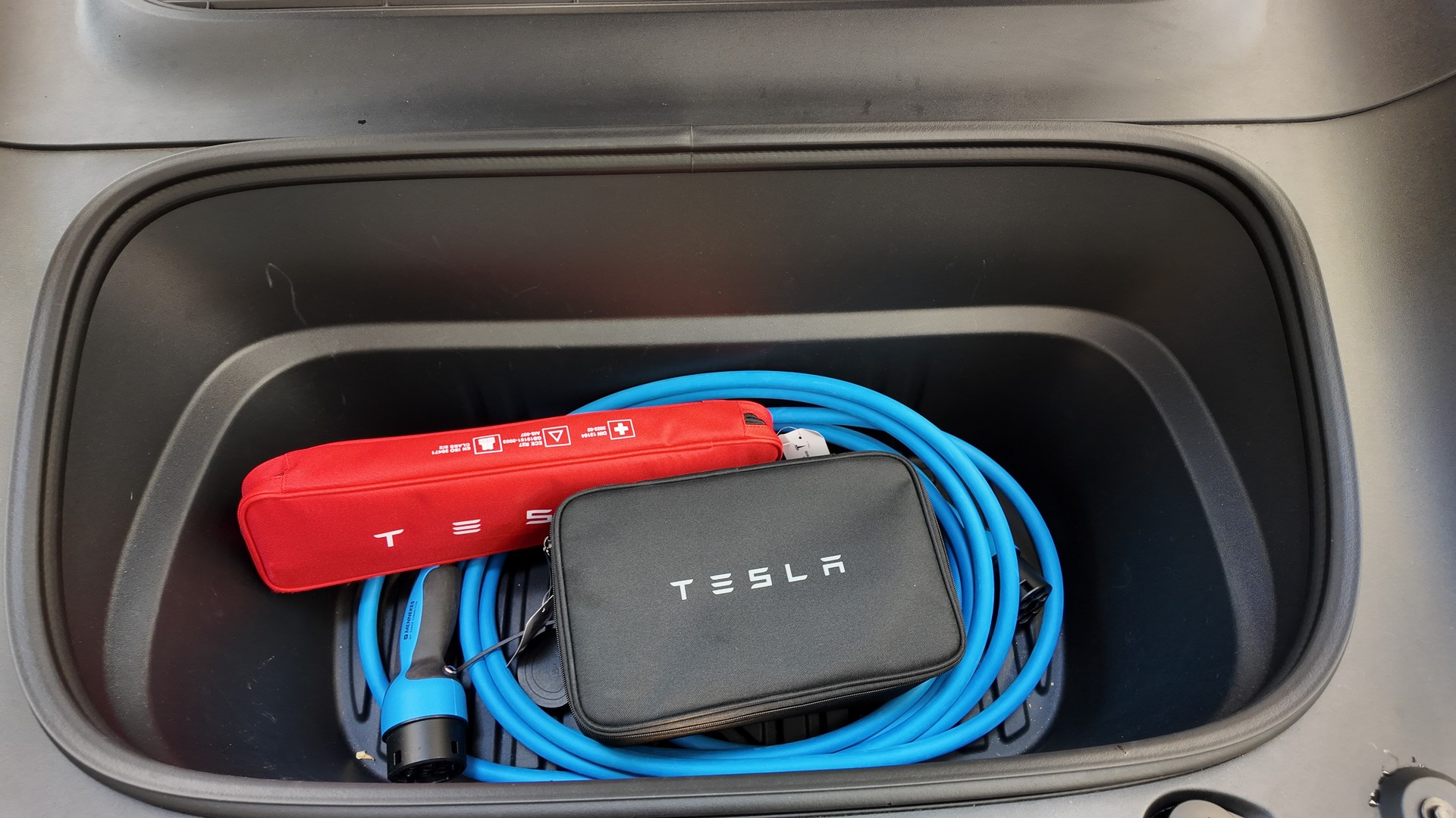 TESLA Model Y Long Range AWD-image-27