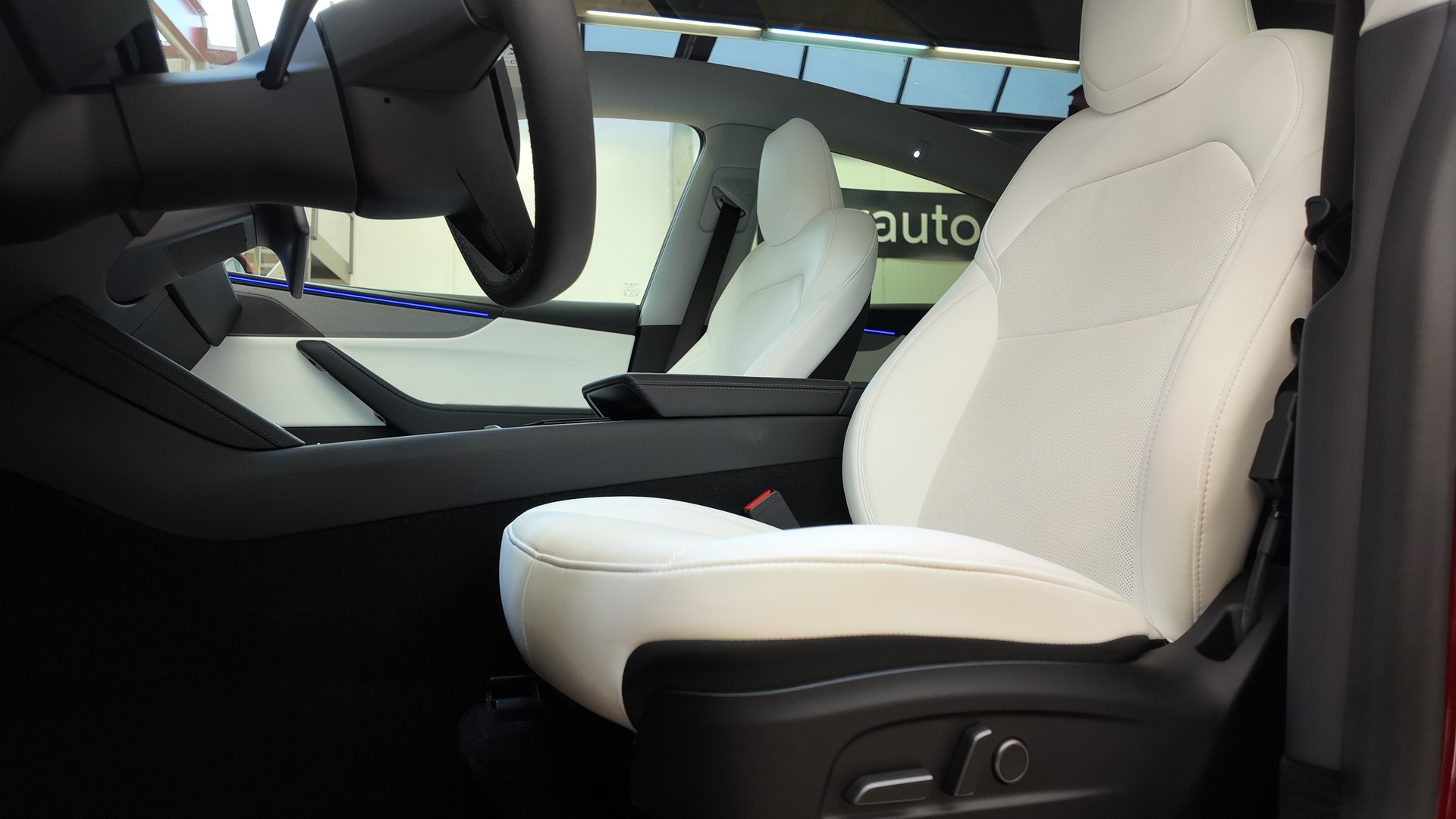 TESLA Model Y Long Range AWD-image-13