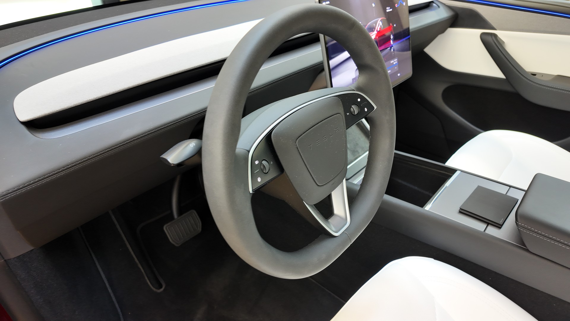 TESLA Model Y Long Range AWD-image-12
