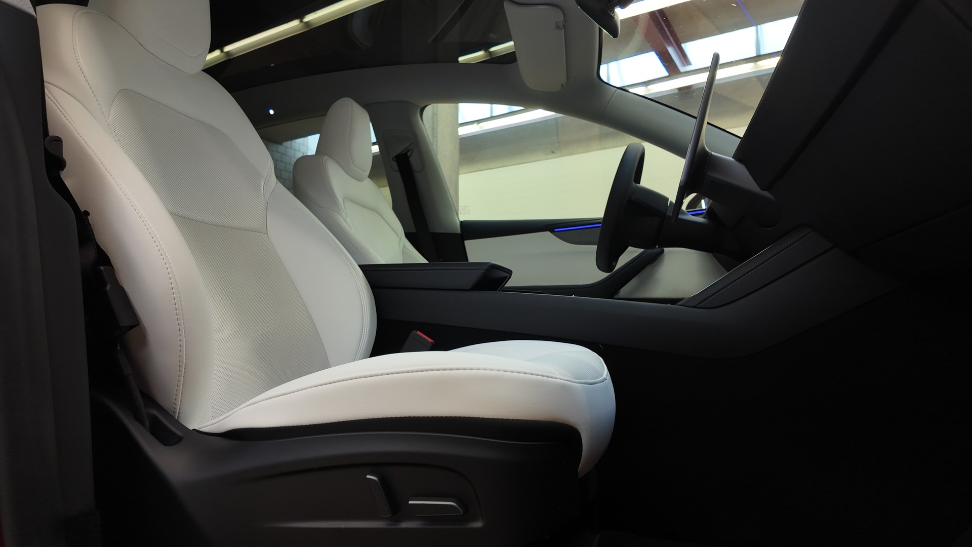 TESLA Model Y Long Range AWD-image-16