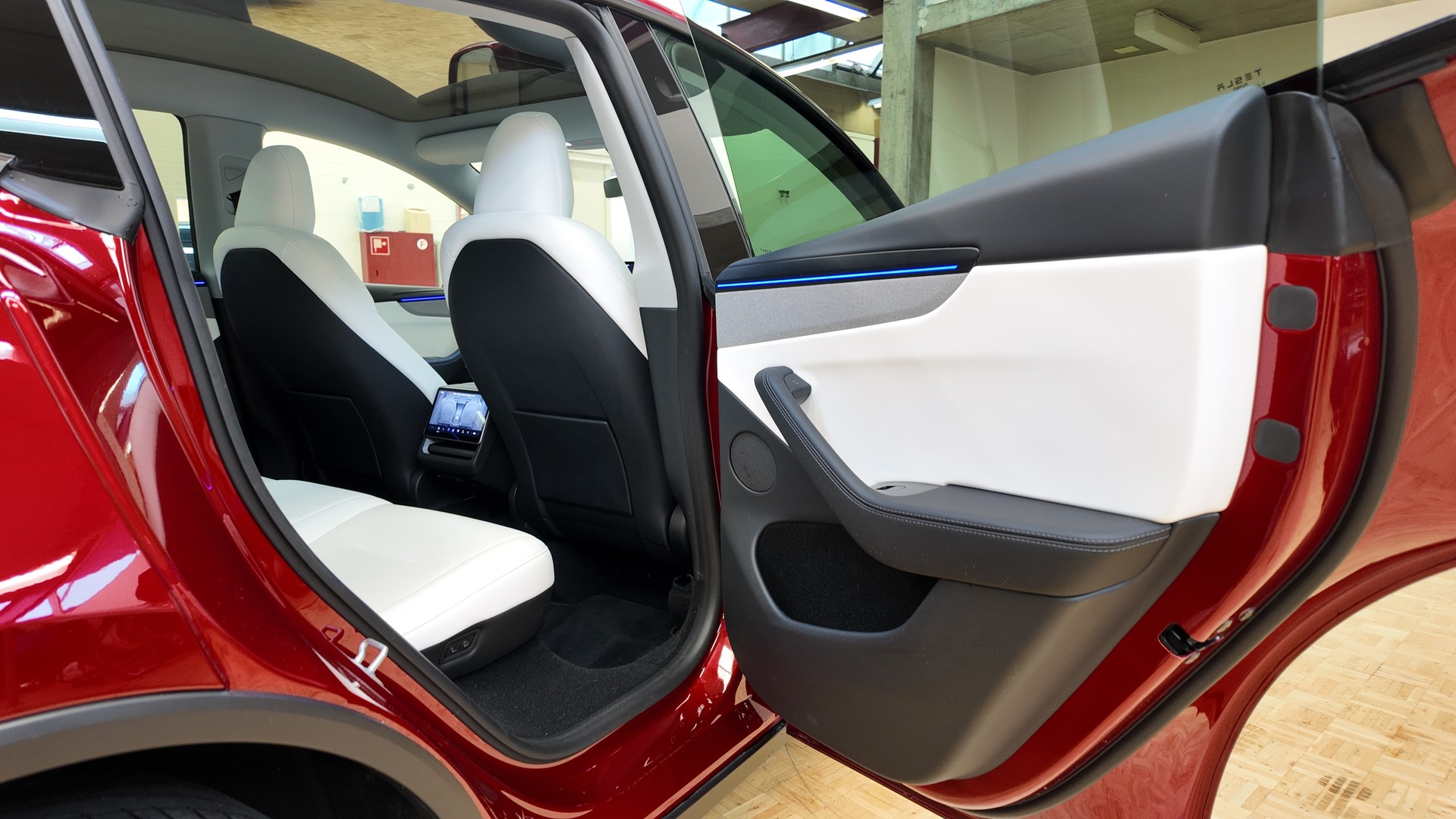 TESLA Model Y Long Range AWD-image-17