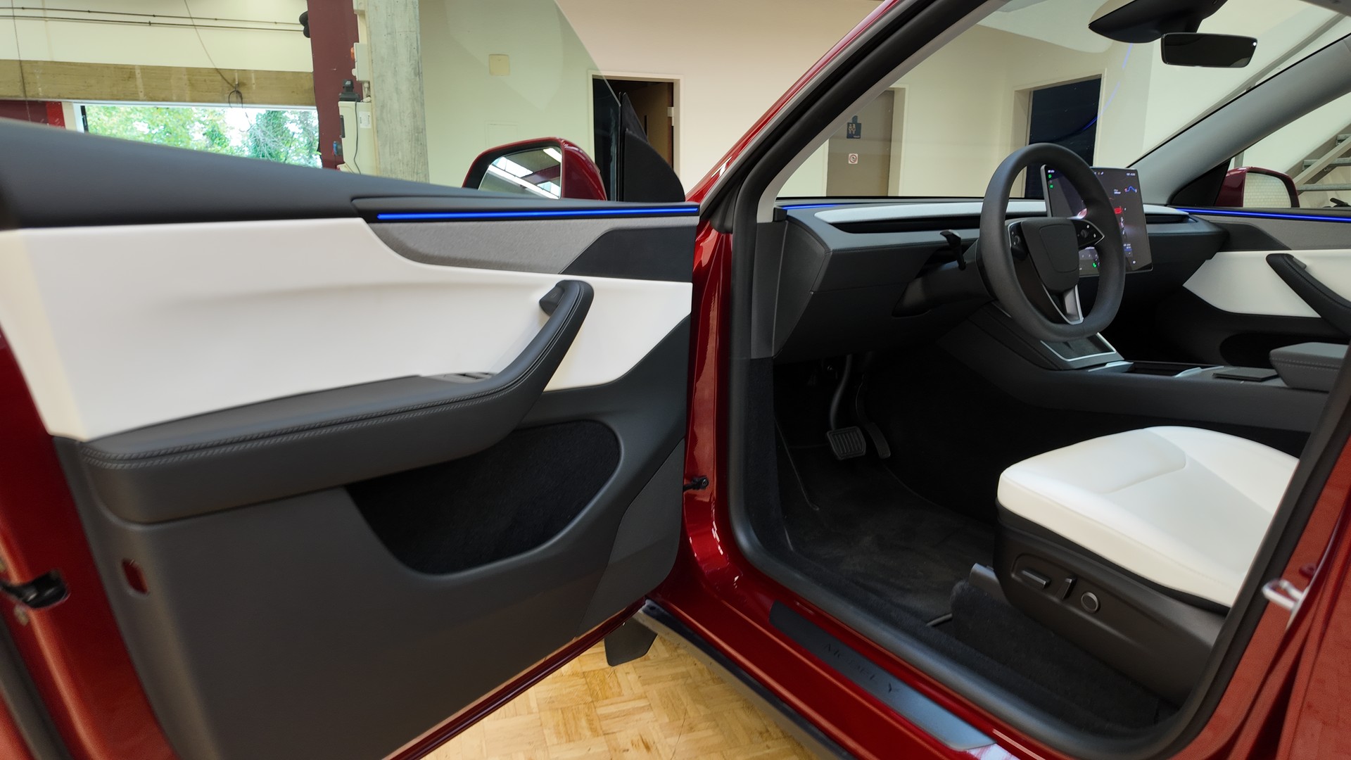 TESLA Model Y Long Range AWD-image-14