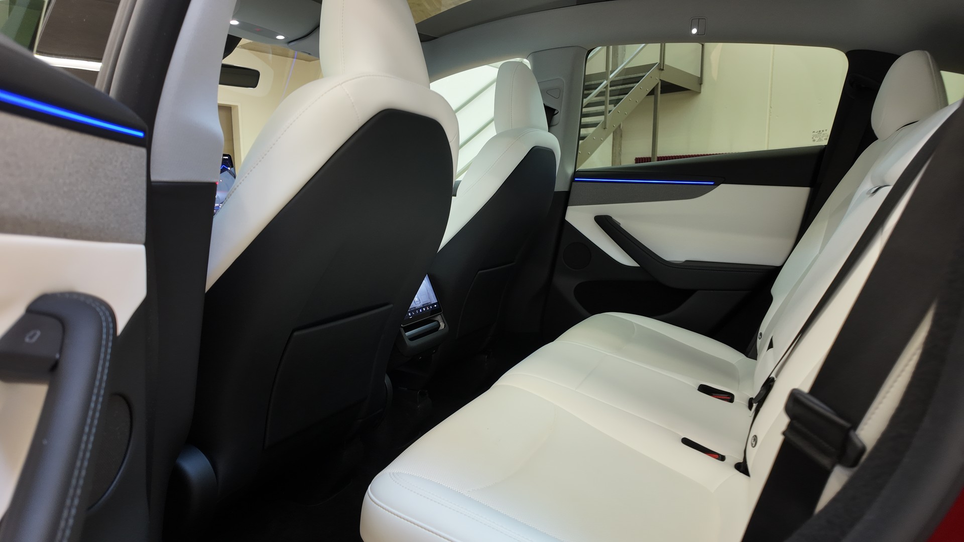 TESLA Model Y Long Range AWD-image-18