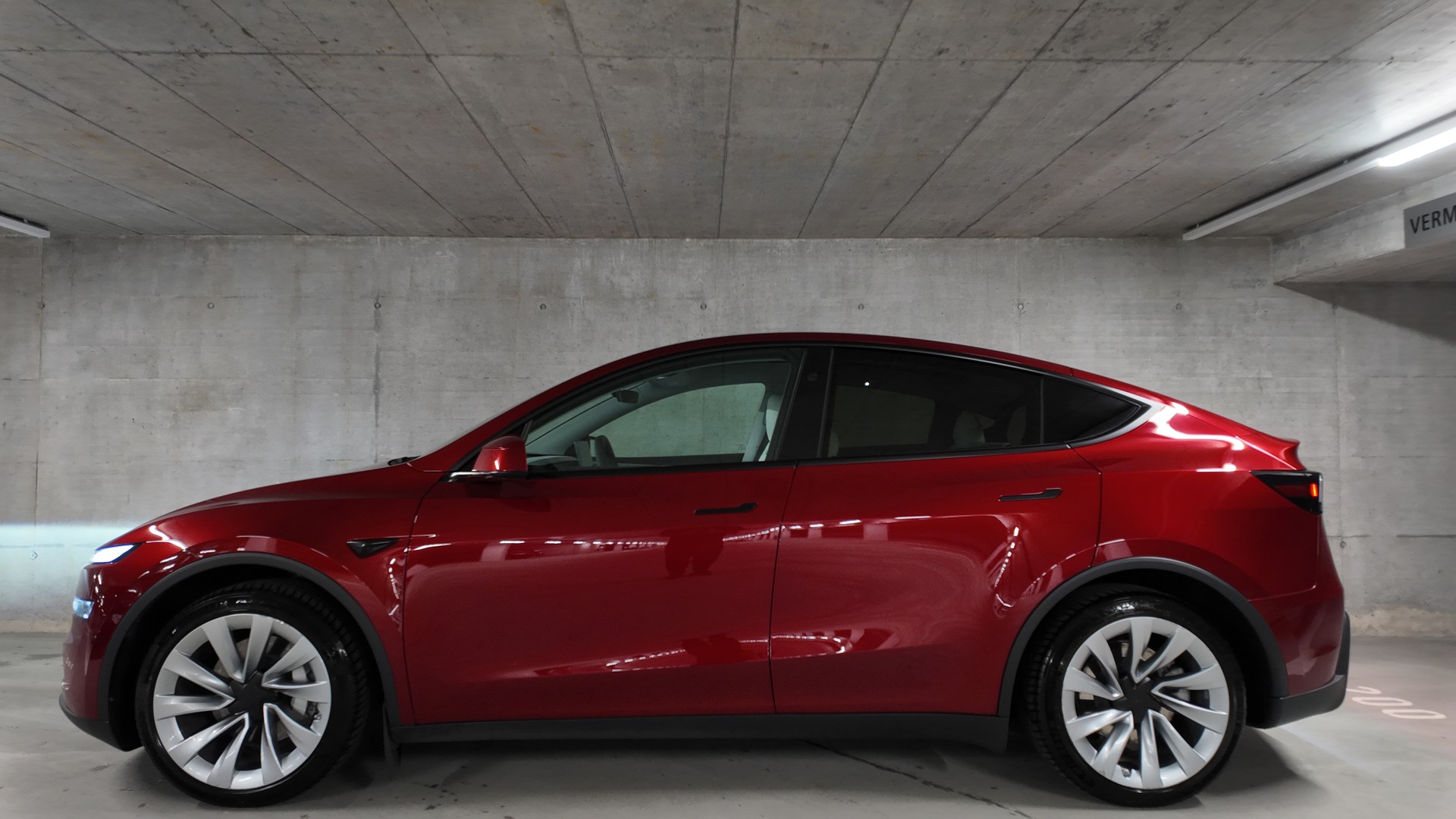 TESLA Model Y Long Range AWD-image-1
