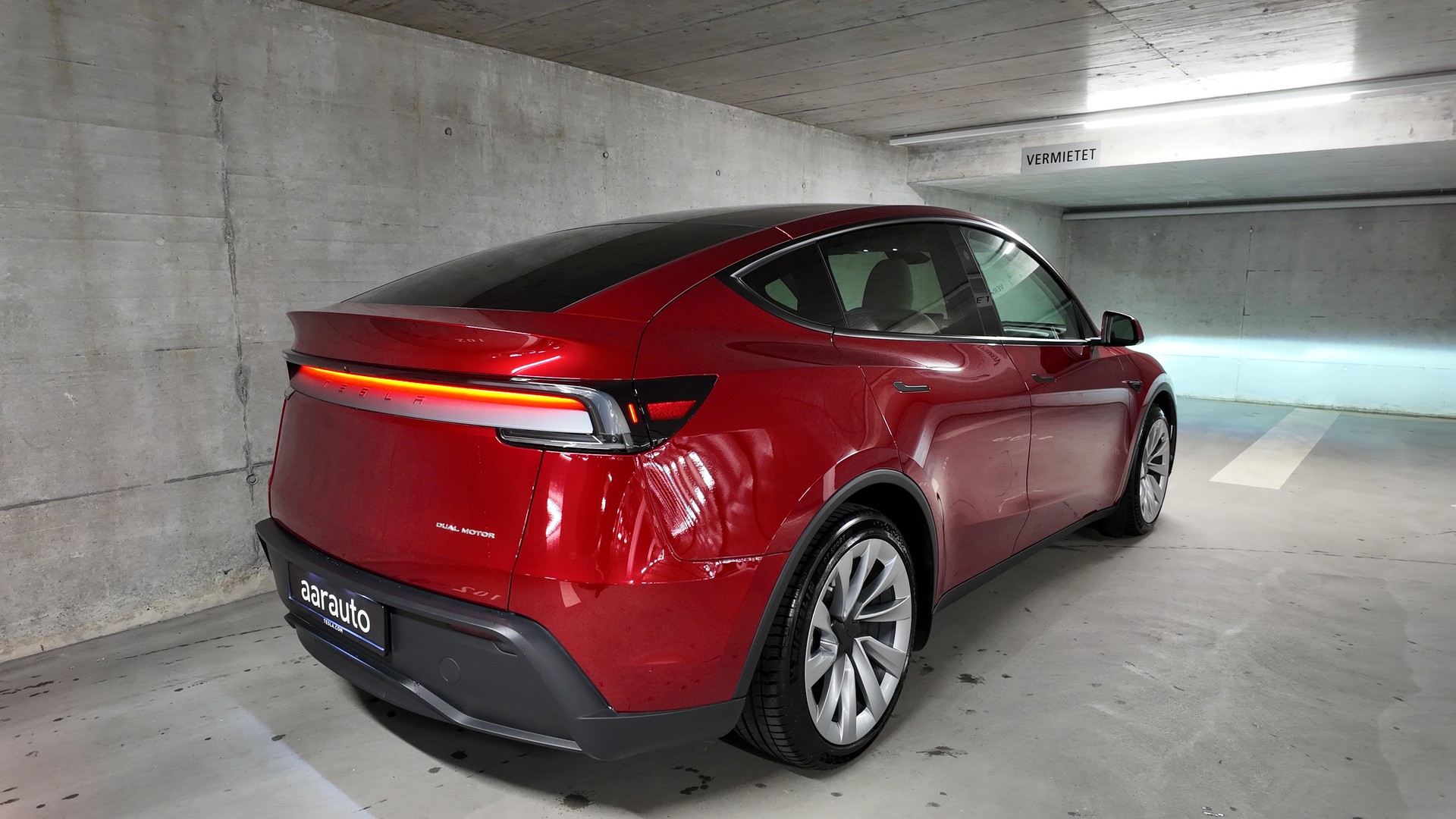 TESLA Model Y Long Range AWD-image-5