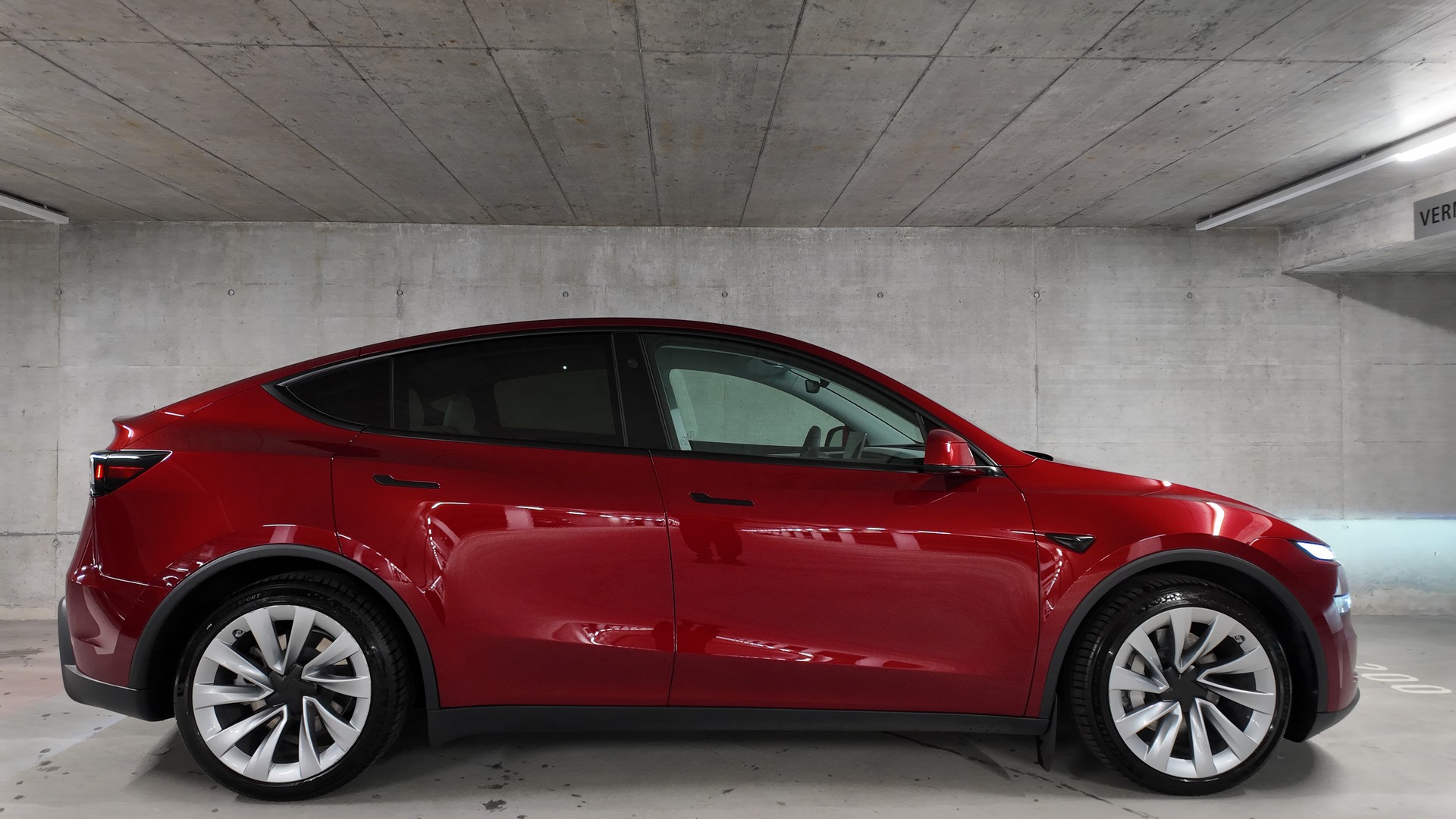 TESLA Model Y Long Range AWD-image-6