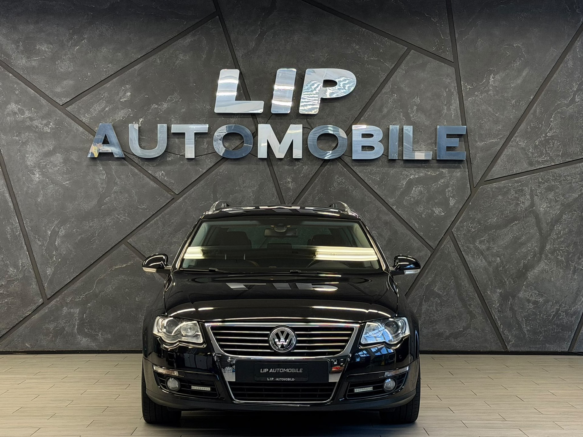 VW Passat Variant 3.2 V6 FSI Highline 4Motion-image-1