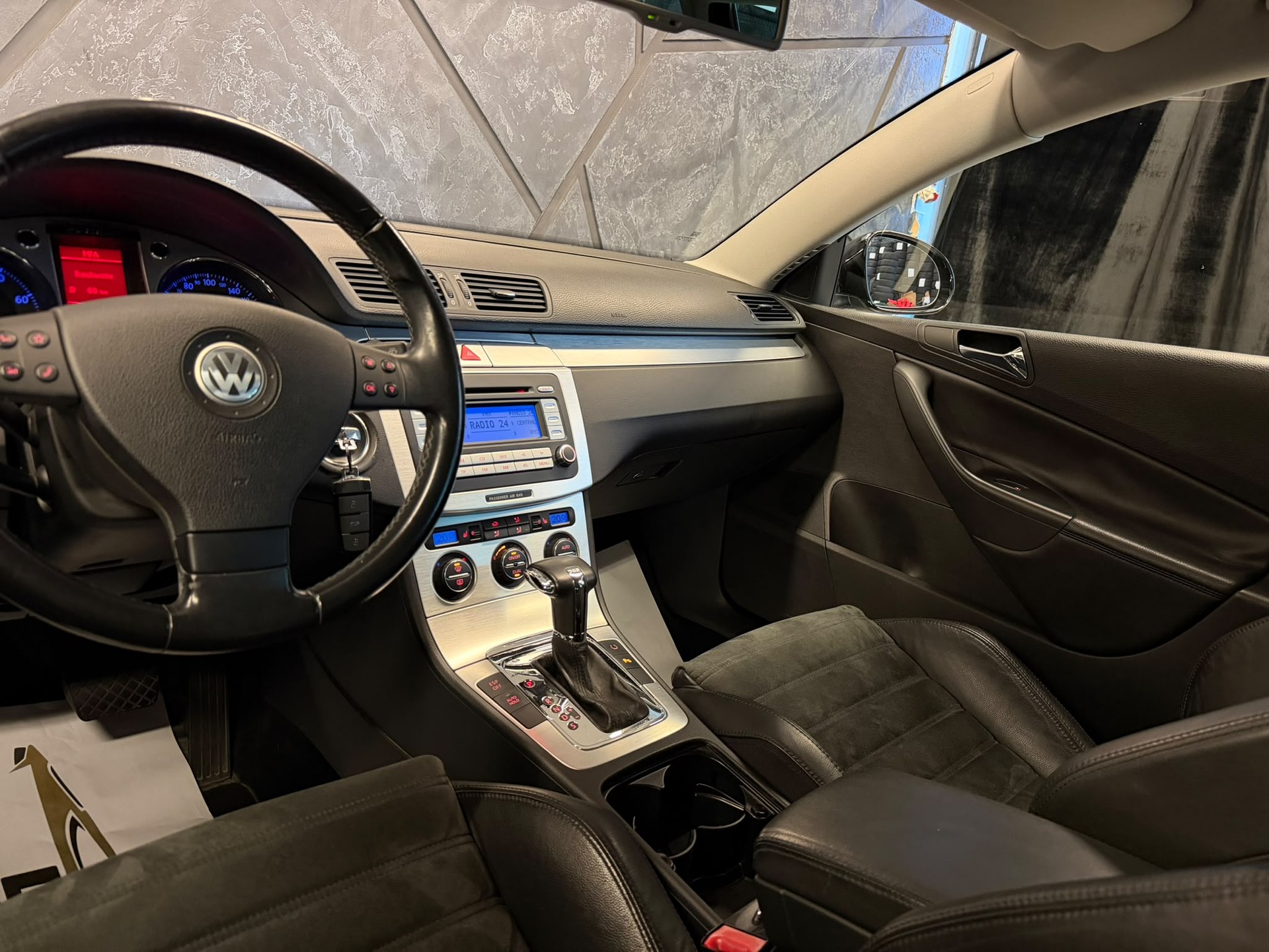 VW Passat Variant 3.2 V6 FSI Highline 4Motion-image-9