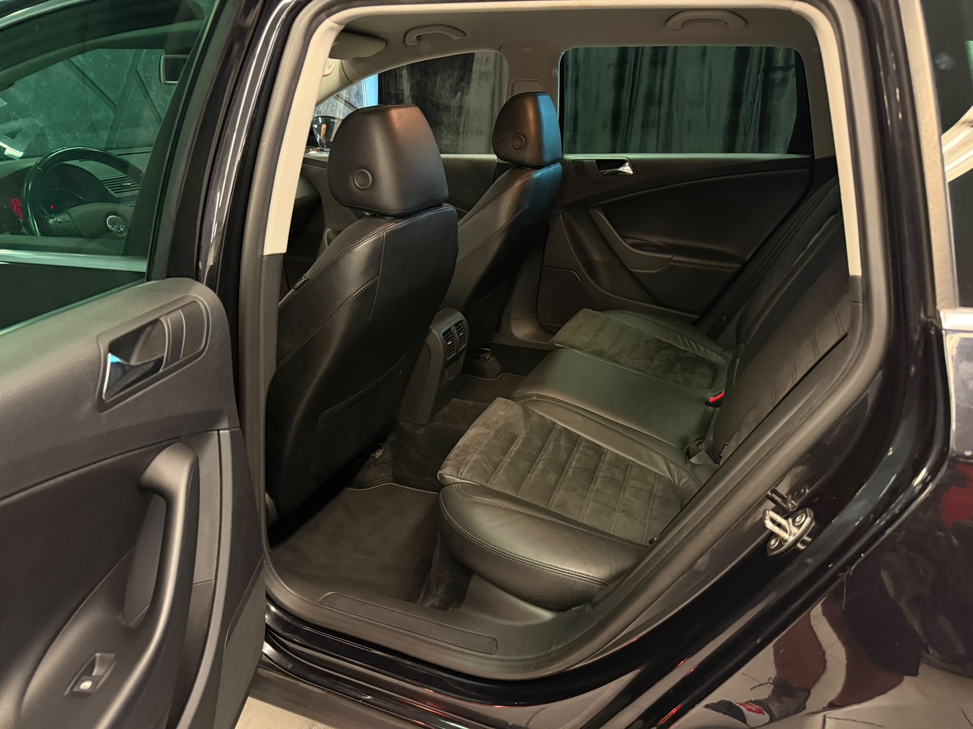 VW Passat Variant 3.2 V6 FSI Highline 4Motion-image-11