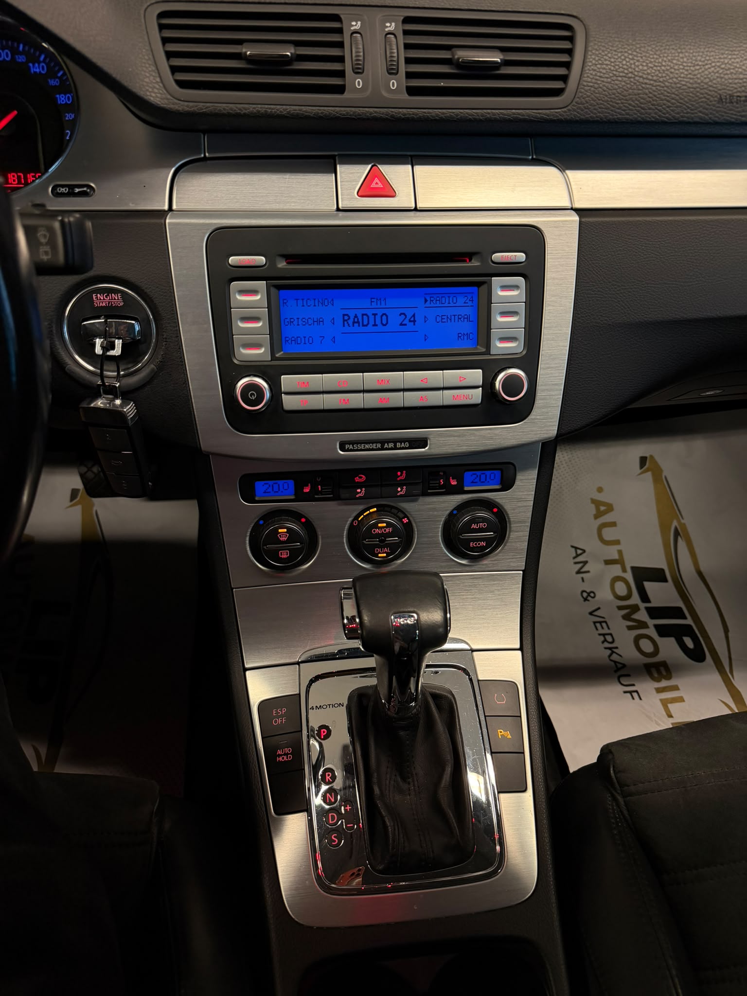 VW Passat Variant 3.2 V6 FSI Highline 4Motion-image-12