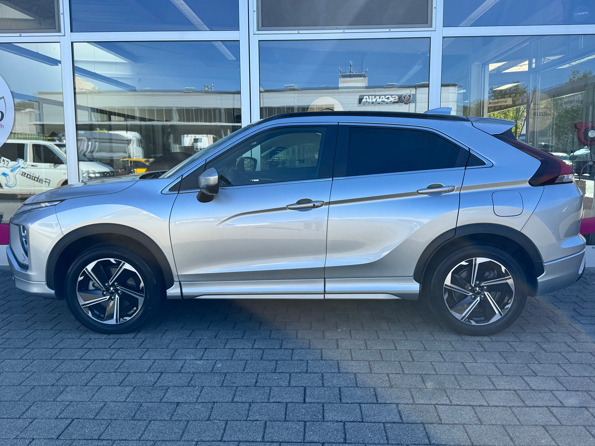 MITSUBISHI Eclipse Cross 2.4 PHEV Instyle+4x4+LED Scheinwerfer+Panorama-Schiebedach+Keyless+ACC+Leder+Navigation+Rückfahrkamera+AHK+-image-4