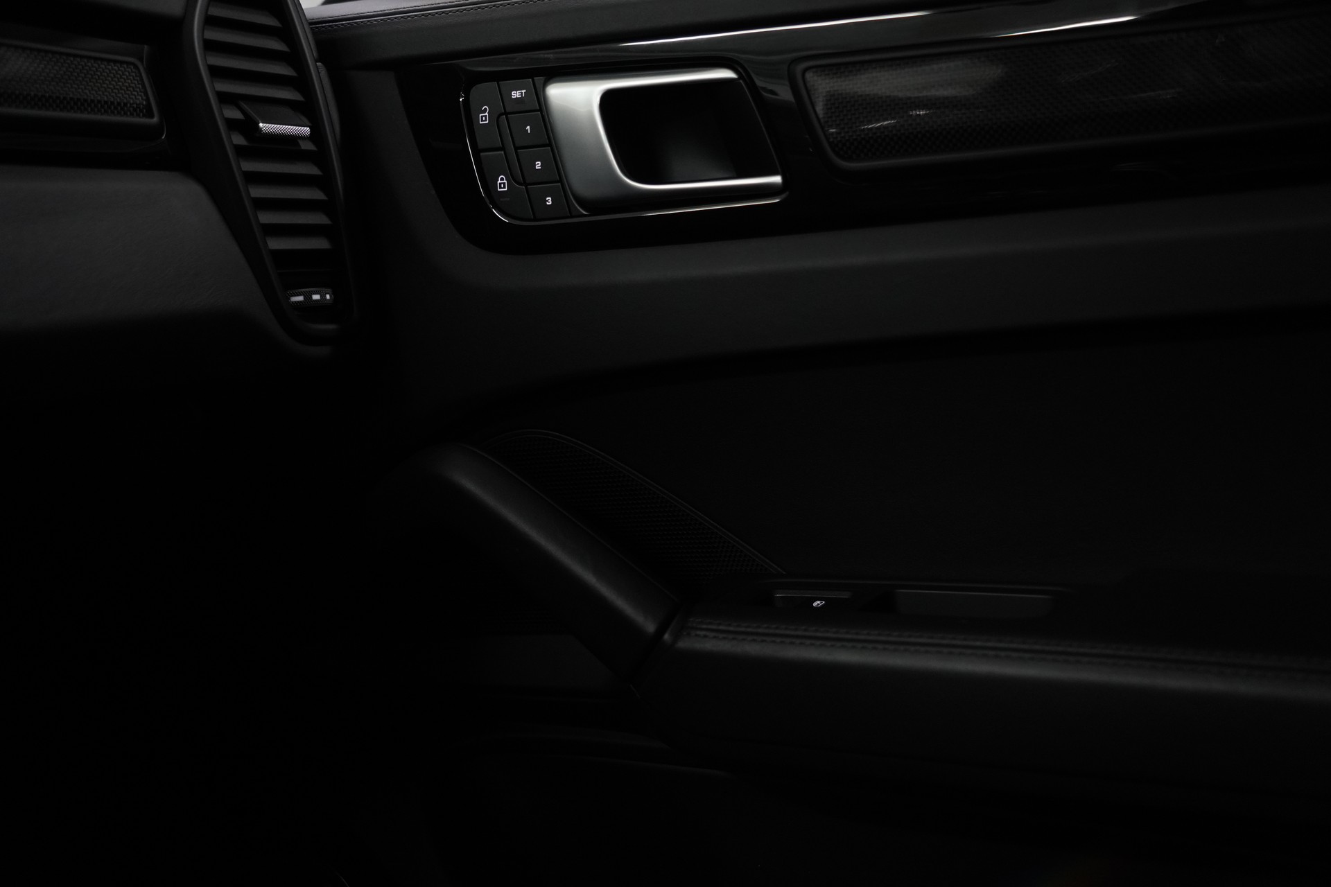 PORSCHE Cayenne Turbo GT-image-21
