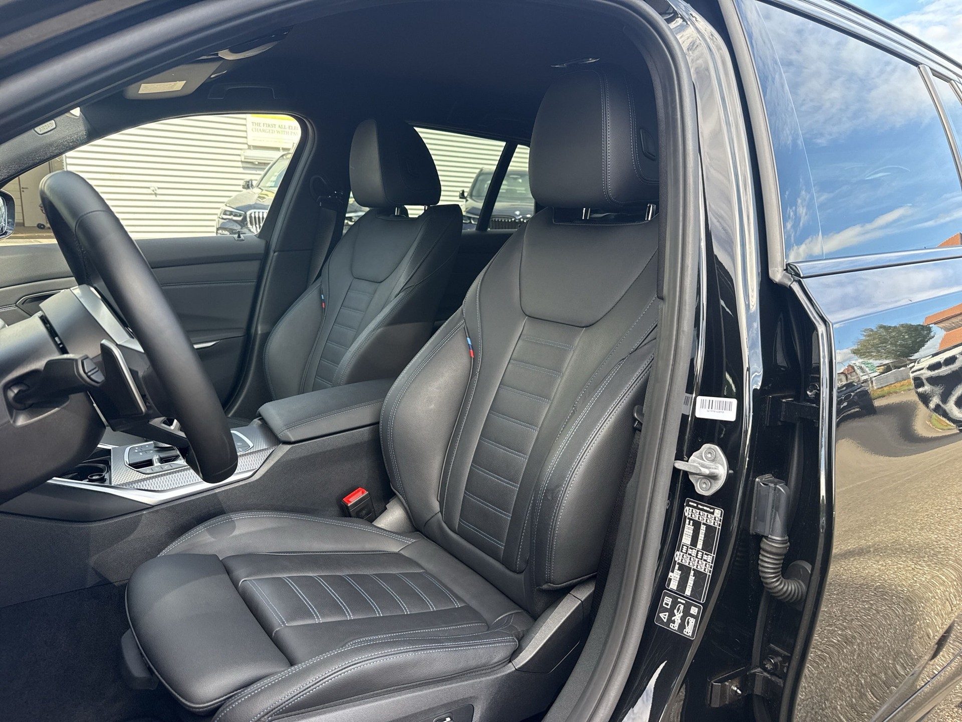 BMW 320d xDrive 48V Touring Steptronic M Sport-image-9