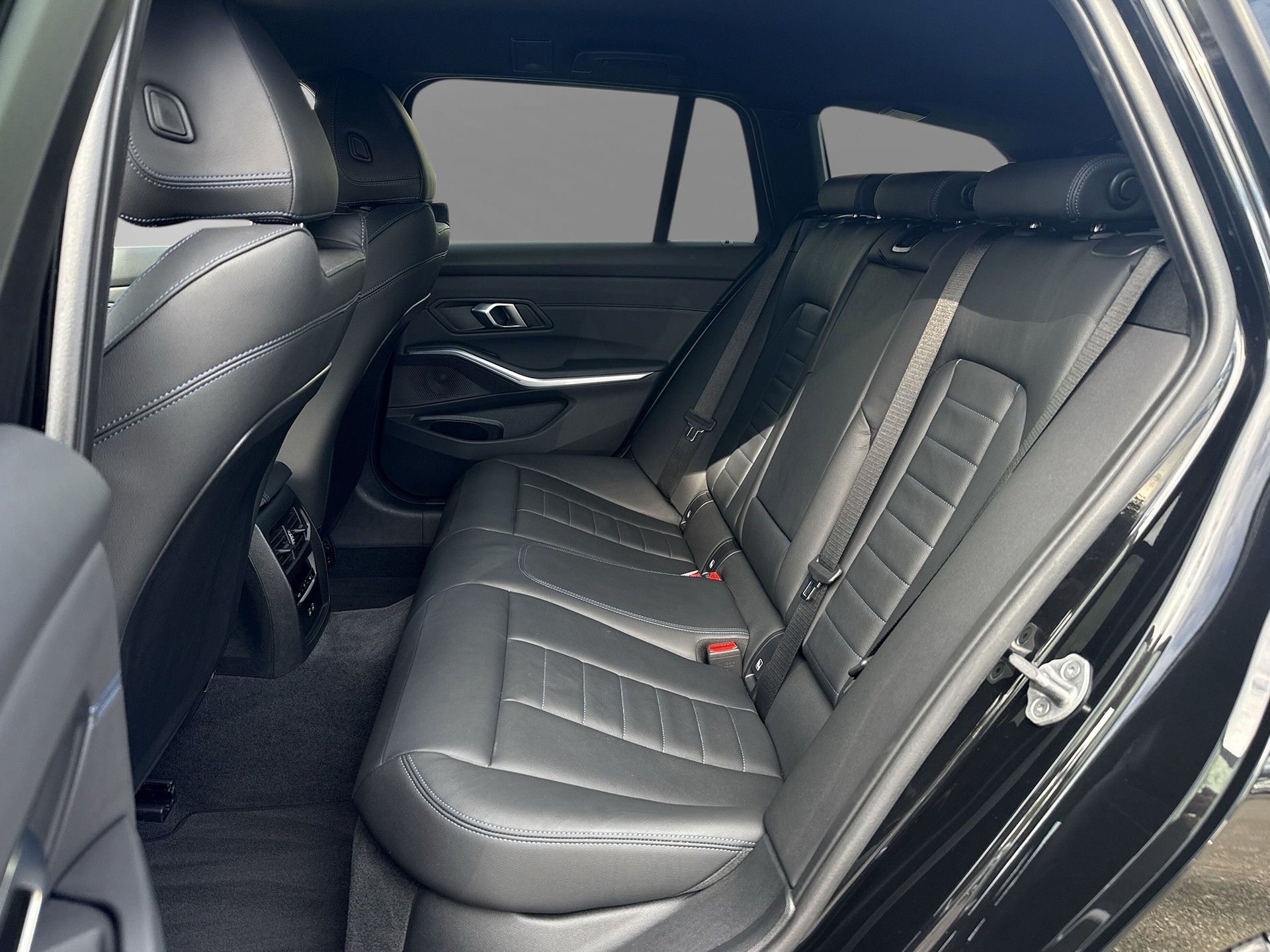 BMW 320d xDrive 48V Touring Steptronic M Sport-image-6