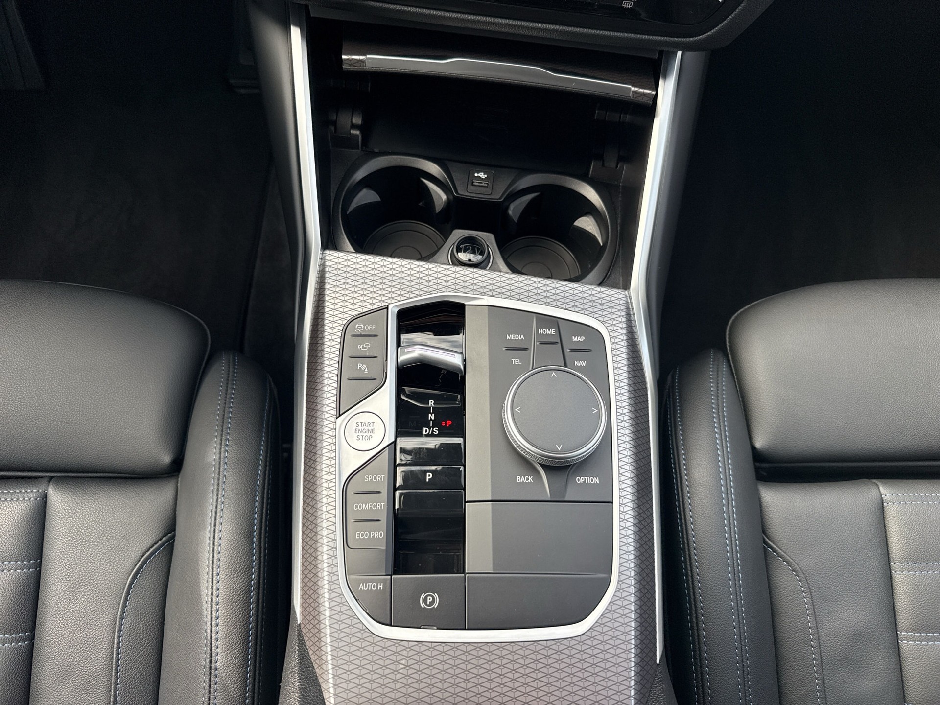 BMW 320d xDrive 48V Touring Steptronic M Sport-image-12