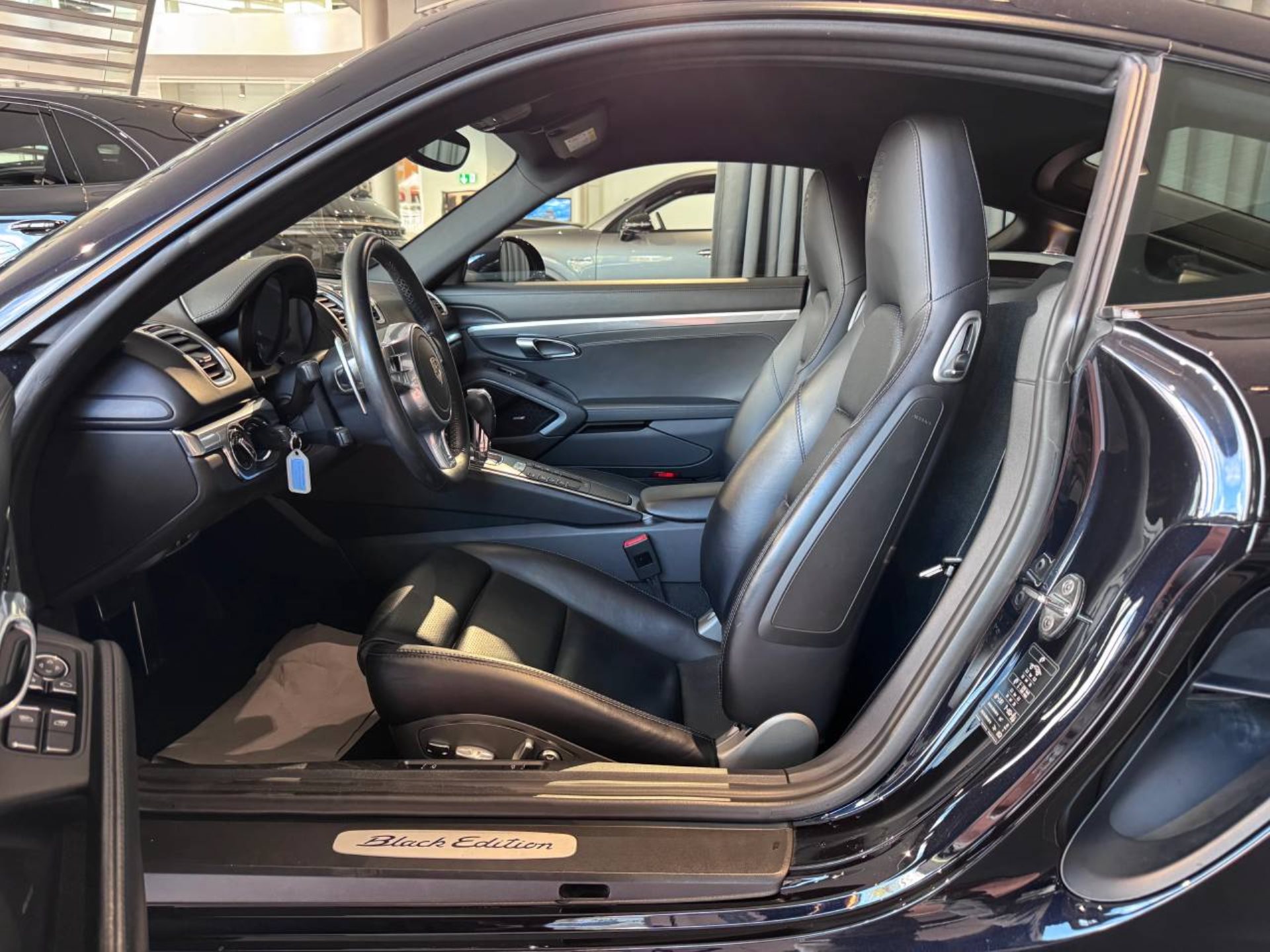 PORSCHE Cayman Black Edition-image-3