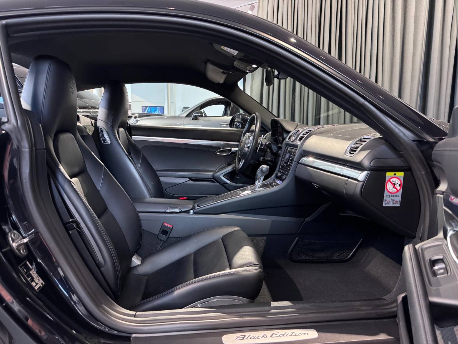 PORSCHE Cayman Black Edition-image-21