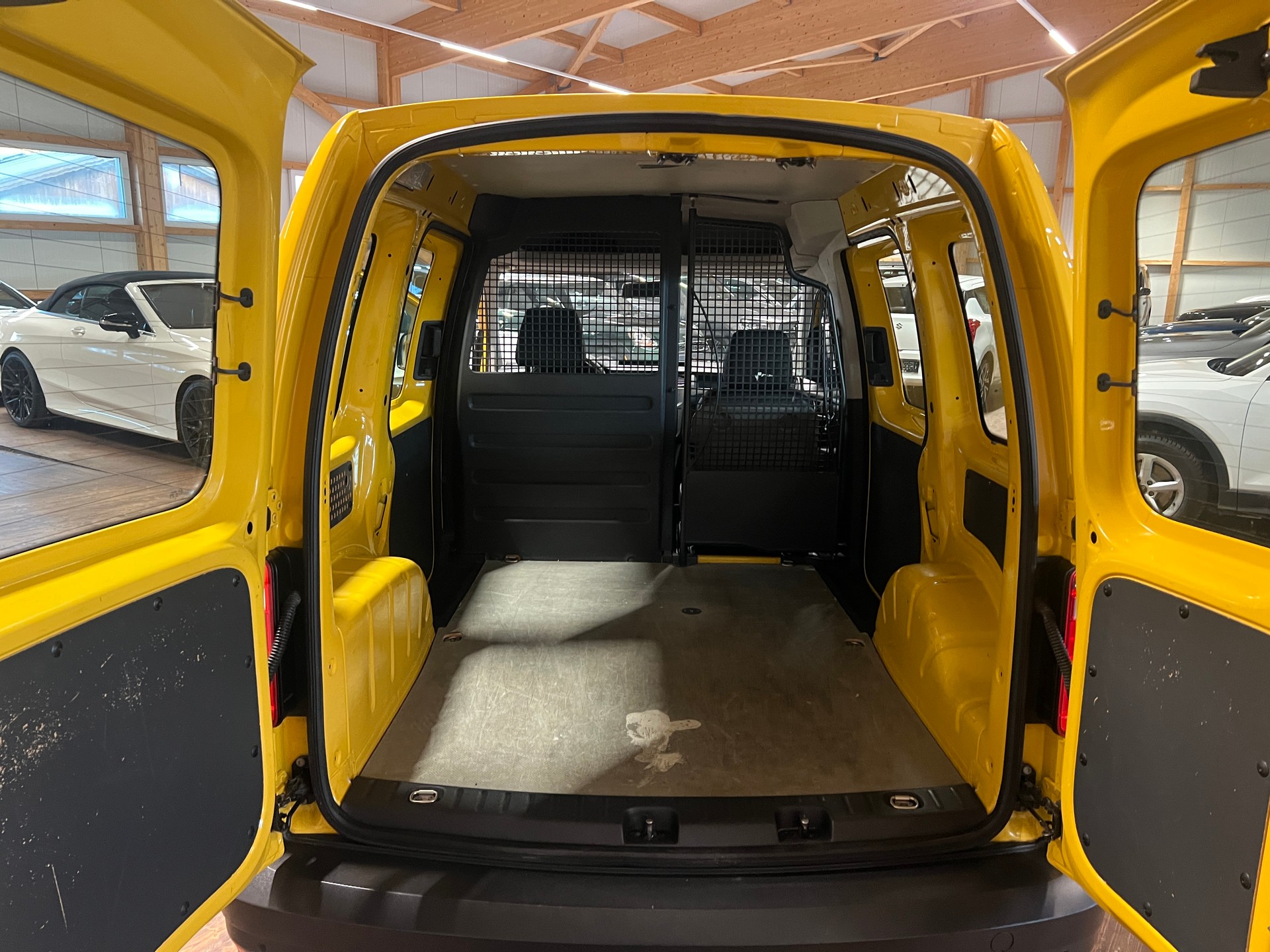 VW Caddy 2.0TDI BlueMotion Technology-image-14