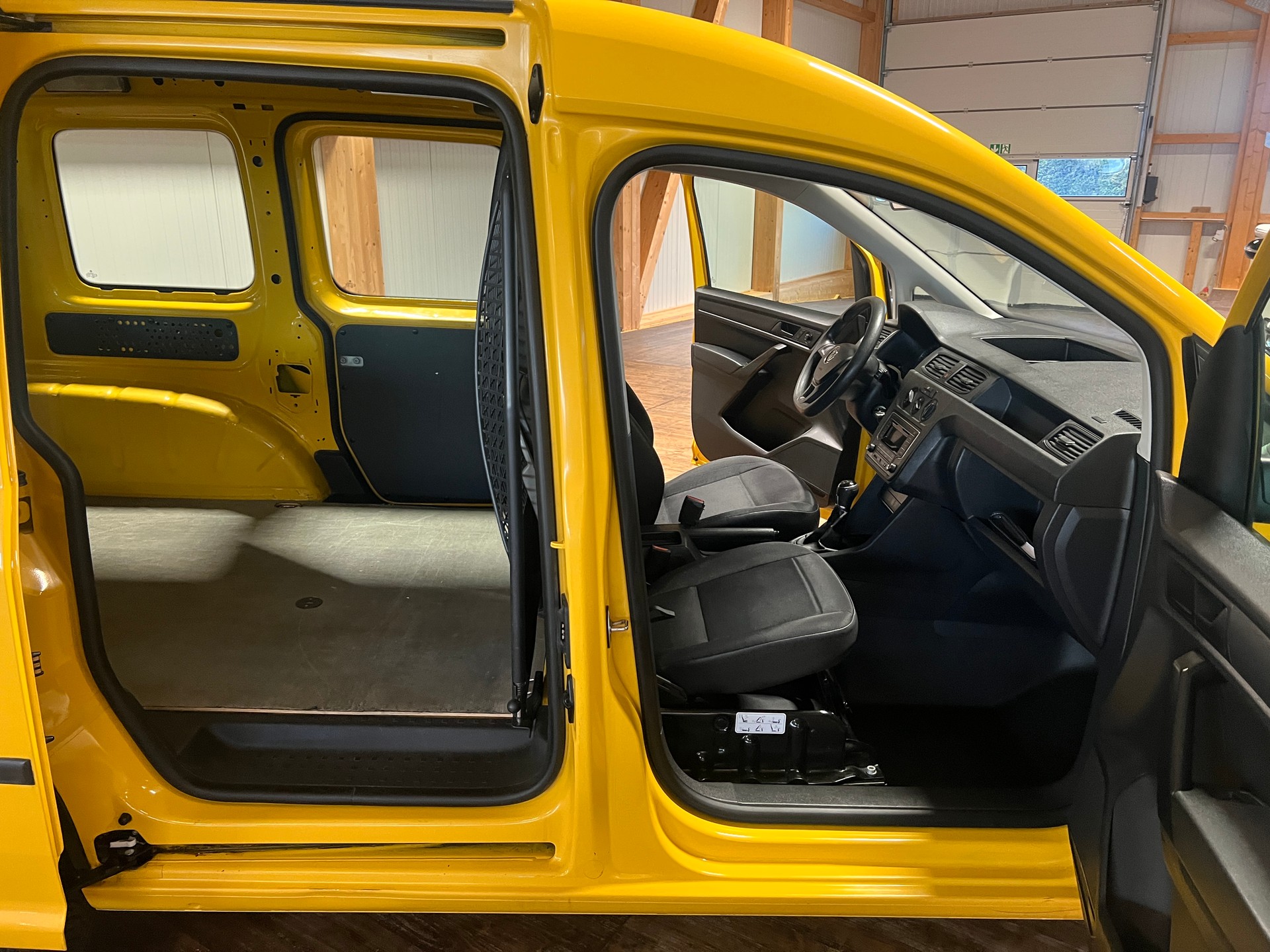 VW Caddy 2.0TDI BlueMotion Technology-image-13