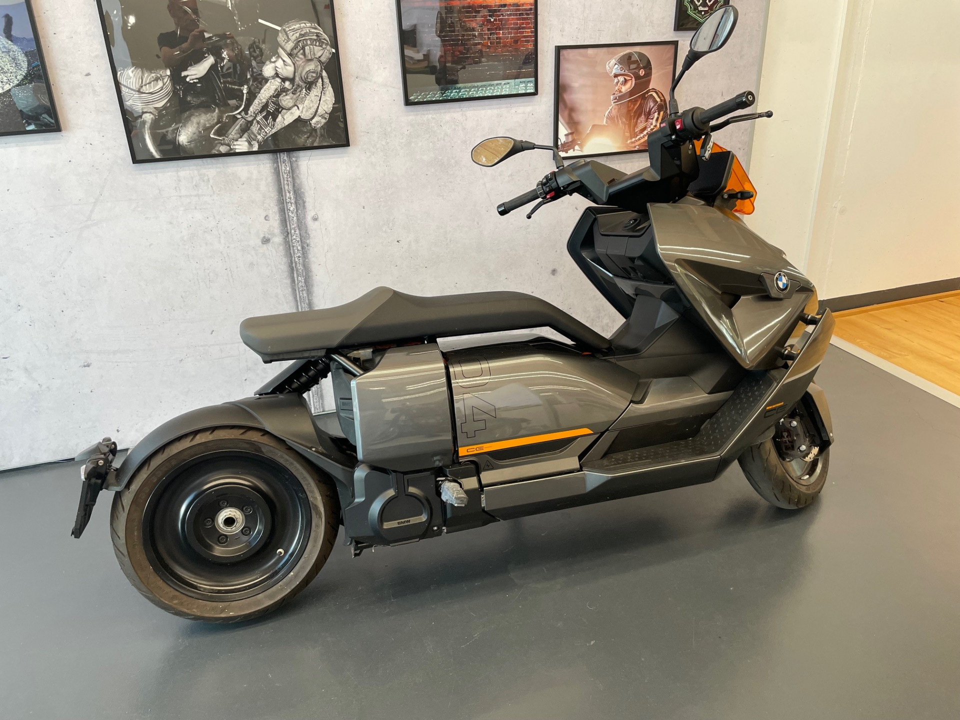 BMW CE 04 Avantgarde-showroom-element-1