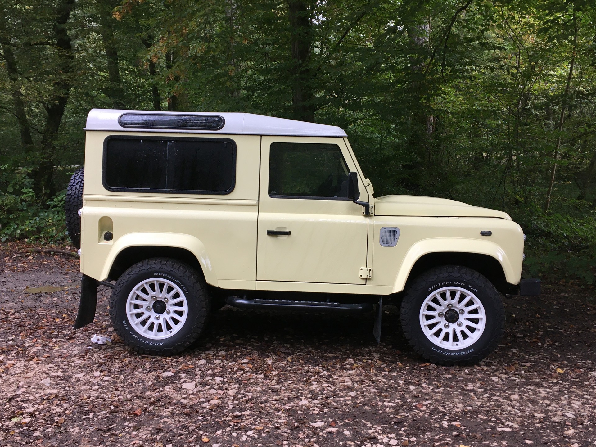 LAND ROVER Defender 90 SW 2.4Tdc-image-2