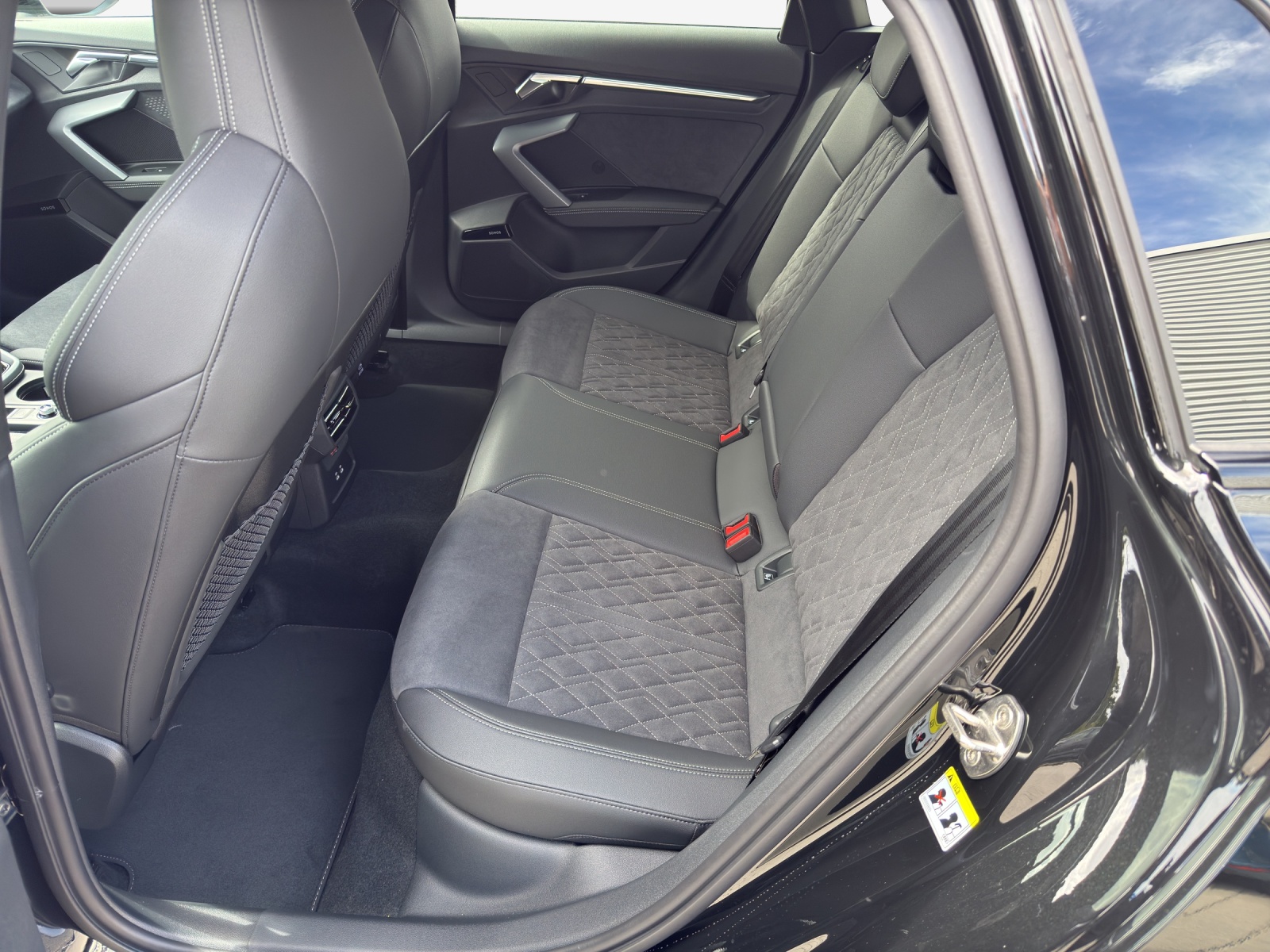 AUDI A3 Sportback 45 TFSI e S line Attraction S-tronic-image-11