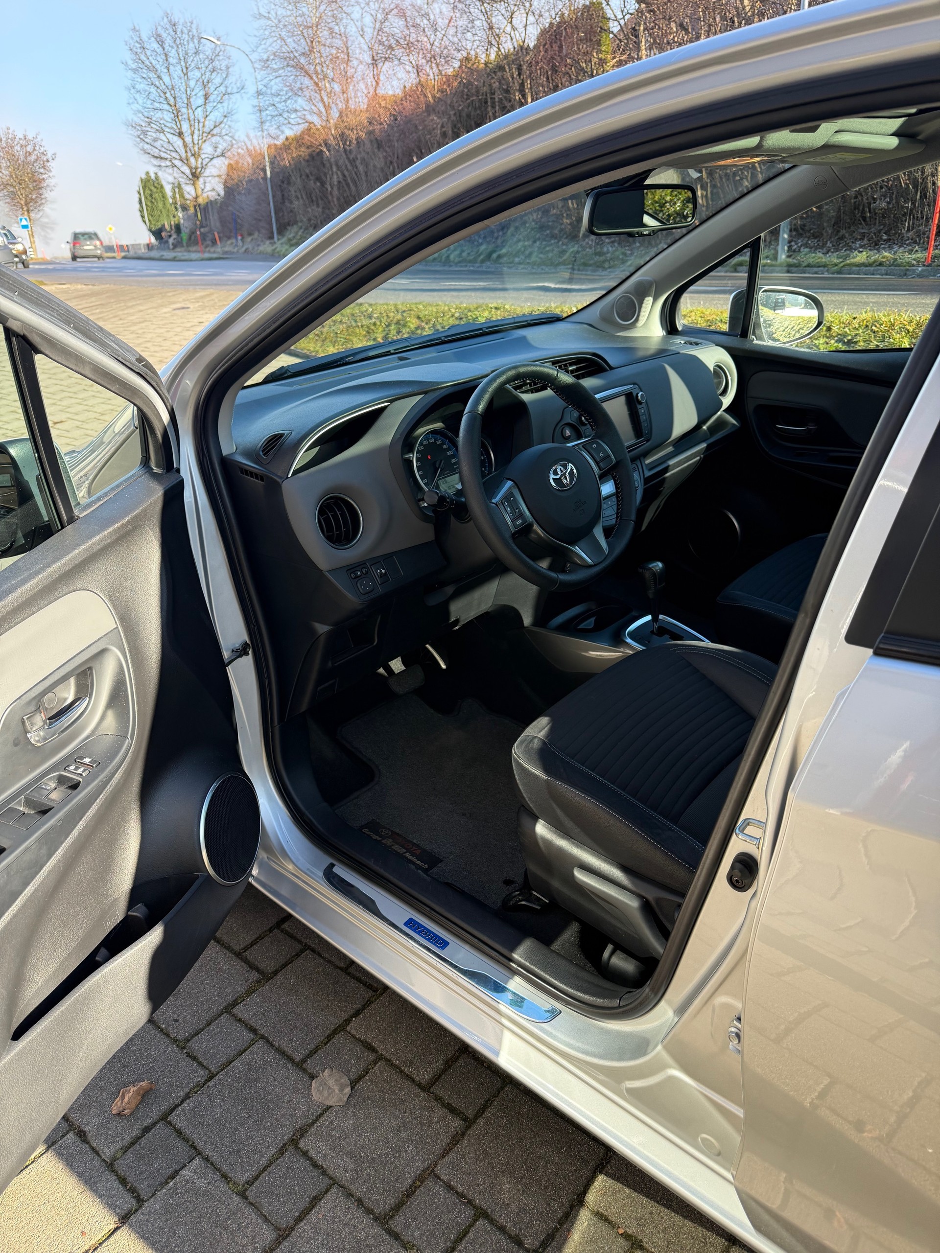 TOYOTA Yaris 1.5 VVT-i Hybrid Sol Premium e-CVT-image-4