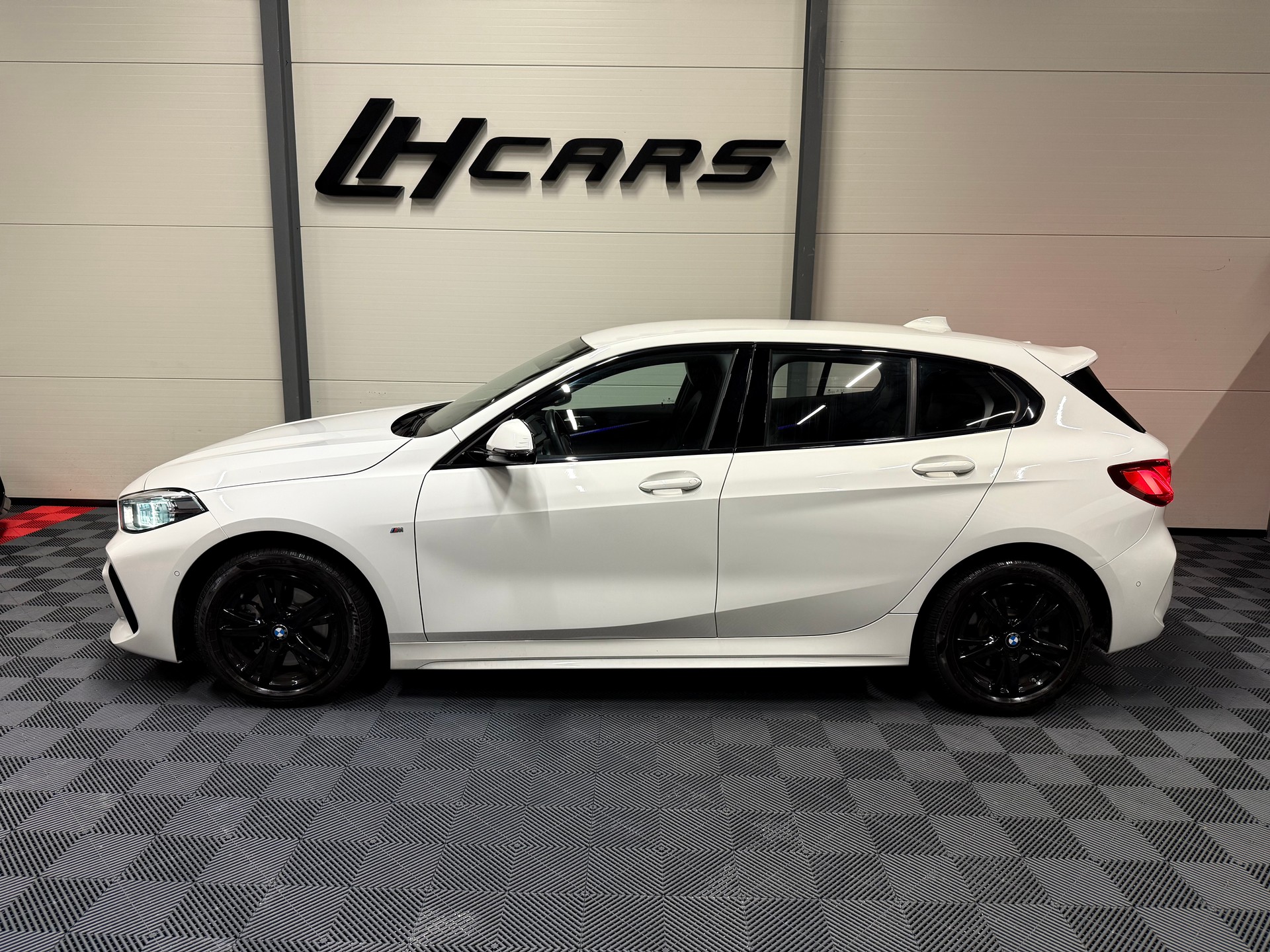 BMW 118d M-Sport-image-1