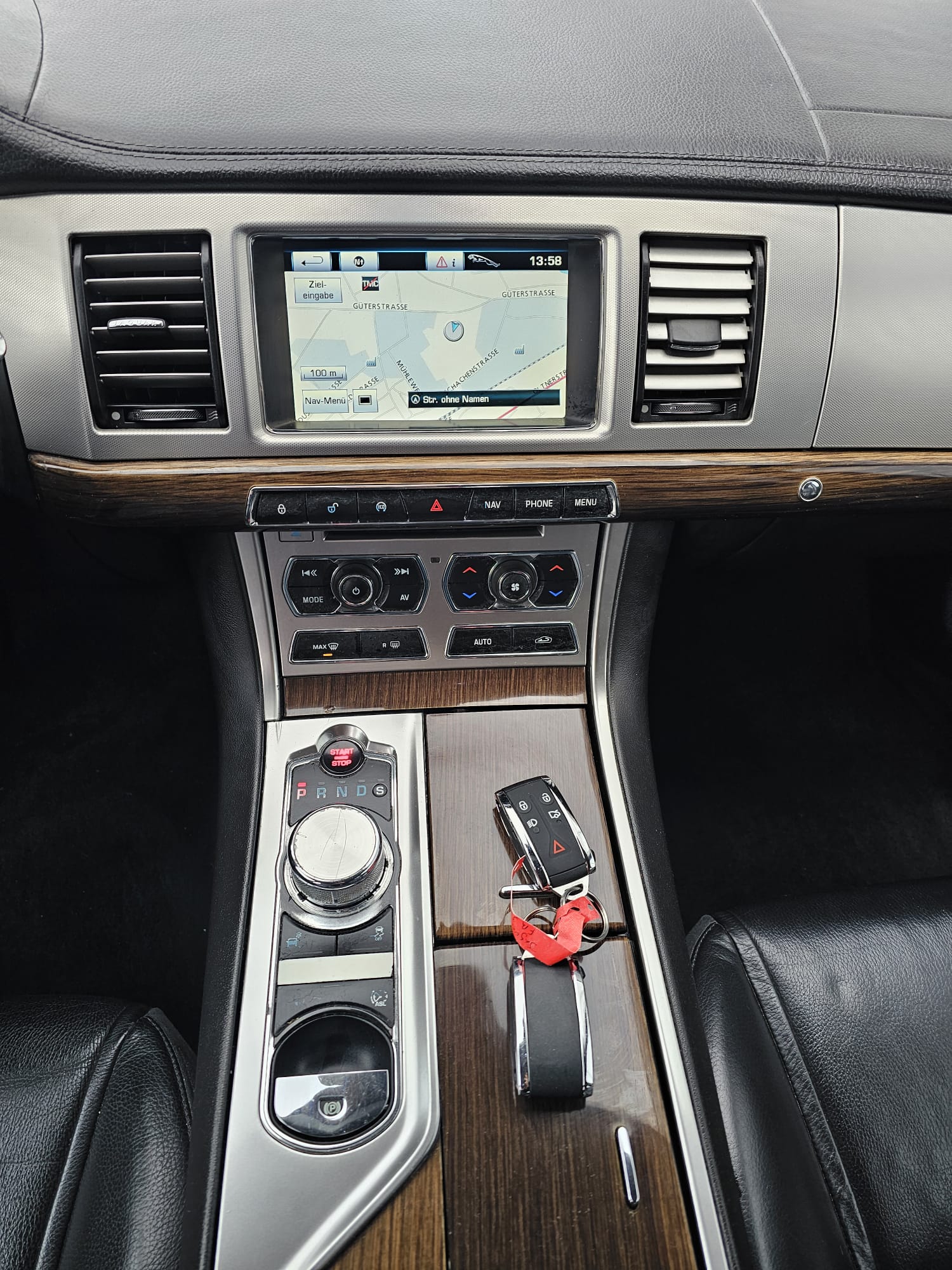 JAGUAR XF 2.2d-image-13