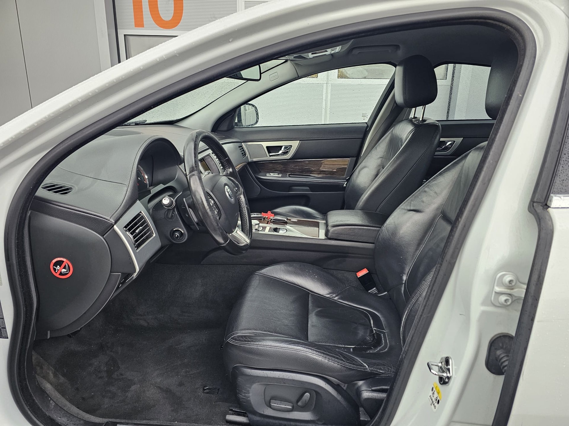 JAGUAR XF 2.2d-image-8