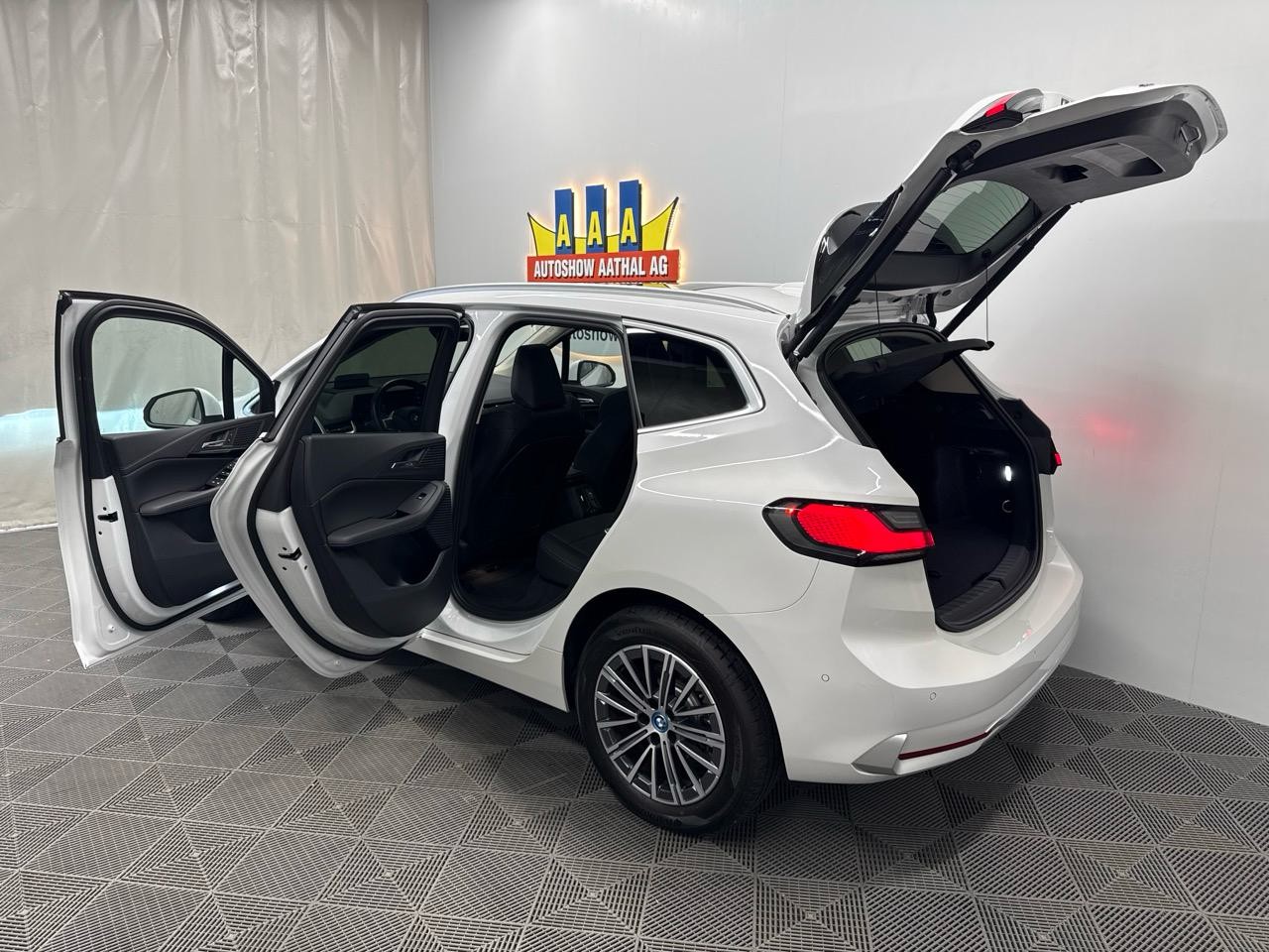 BMW 225e xDrive Active Tourer Luxury Line-image-12