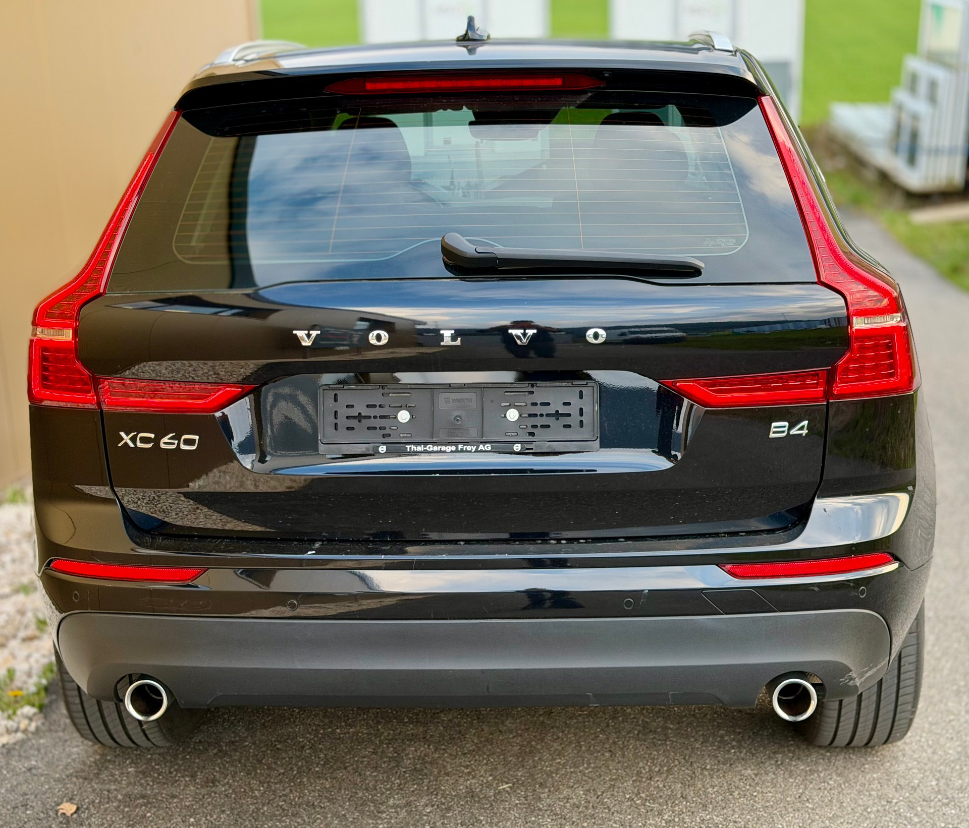 VOLVO XC60 B4 Diesel Mild Hybrid AWD R-Design Geartronic-image-4