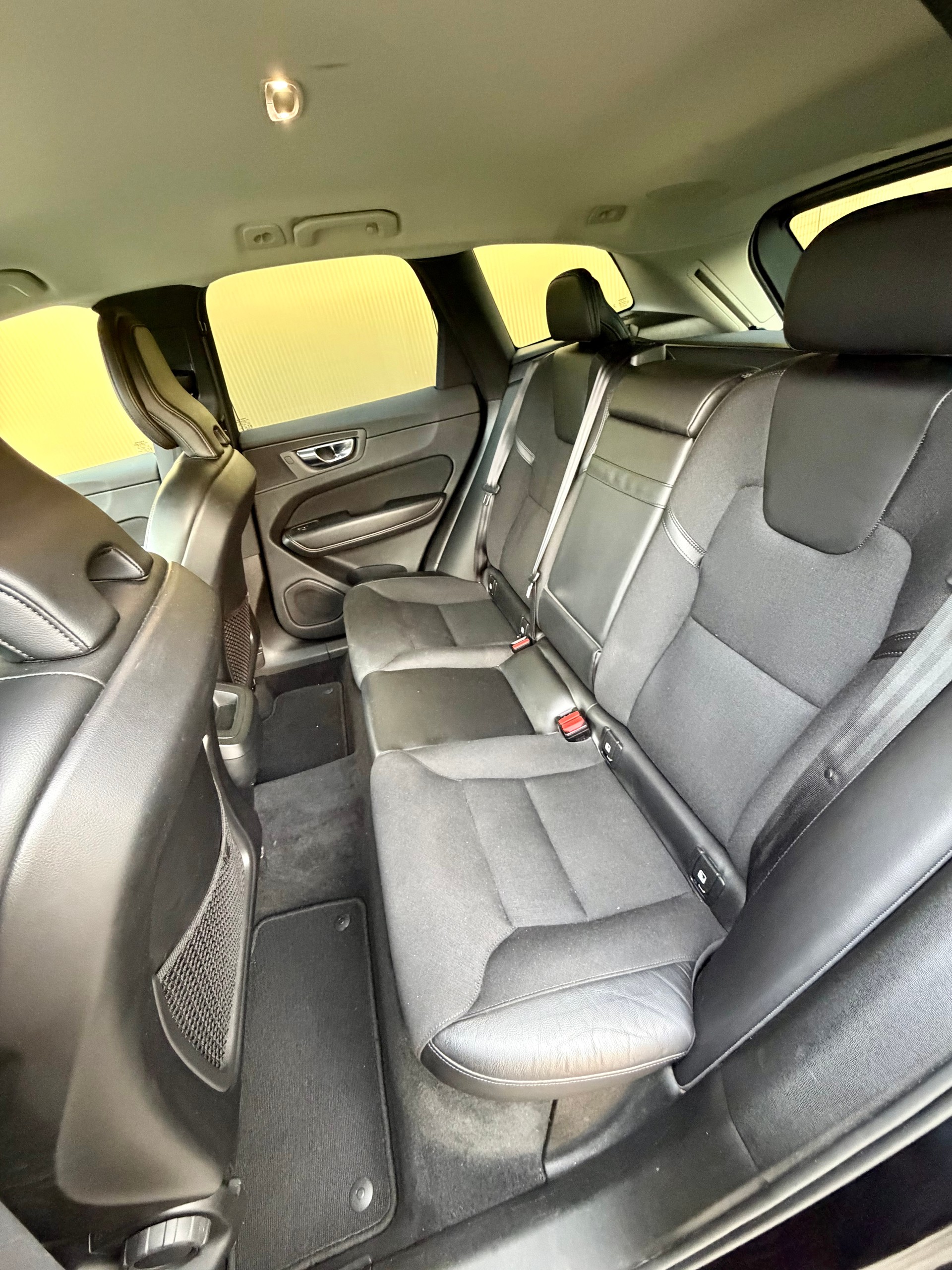 VOLVO XC60 B4 Diesel Mild Hybrid AWD R-Design Geartronic-image-9