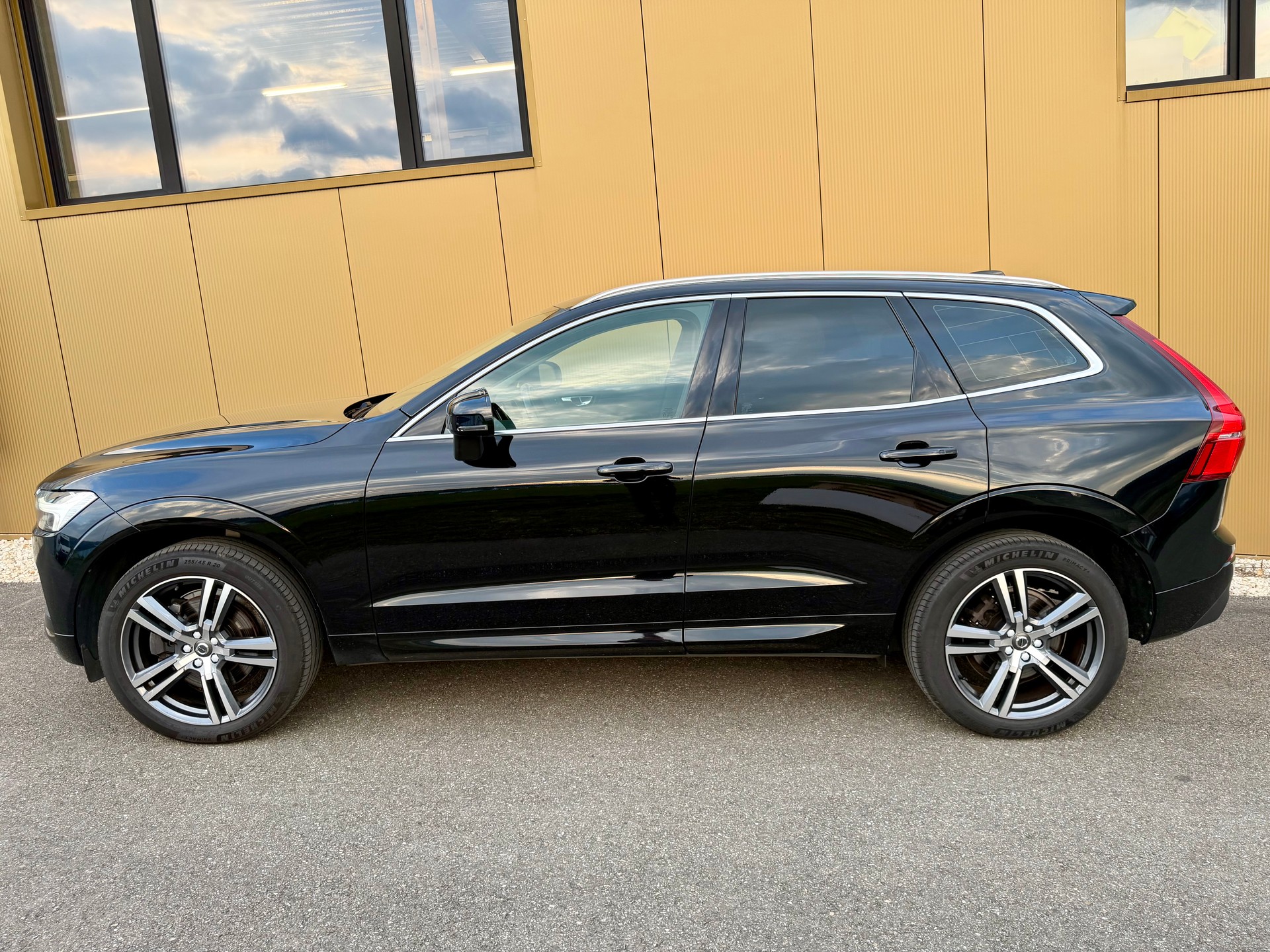 VOLVO XC60 B4 Diesel Mild Hybrid AWD R-Design Geartronic-image-7