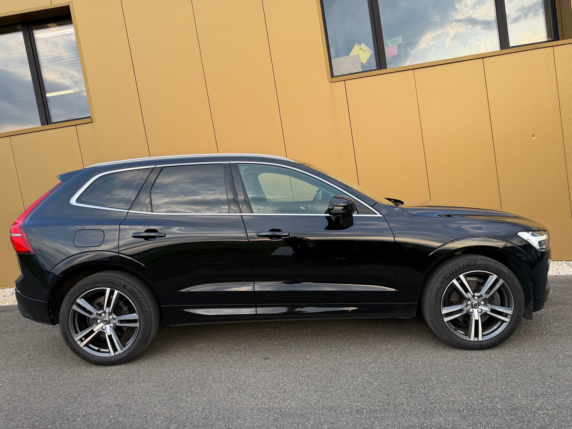 VOLVO XC60 B4 Diesel Mild Hybrid AWD R-Design Geartronic-image-2