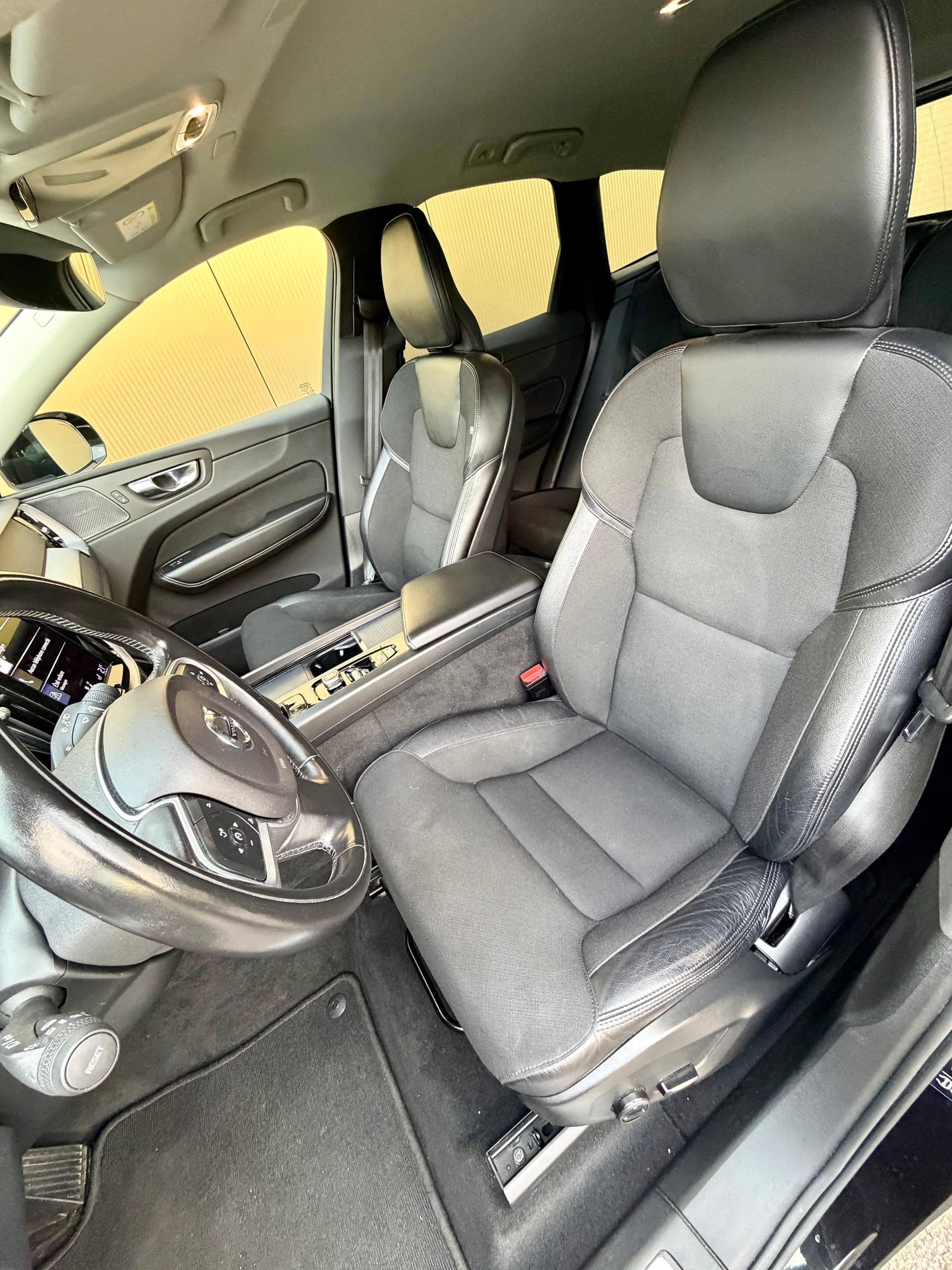 VOLVO XC60 B4 Diesel Mild Hybrid AWD R-Design Geartronic-image-10