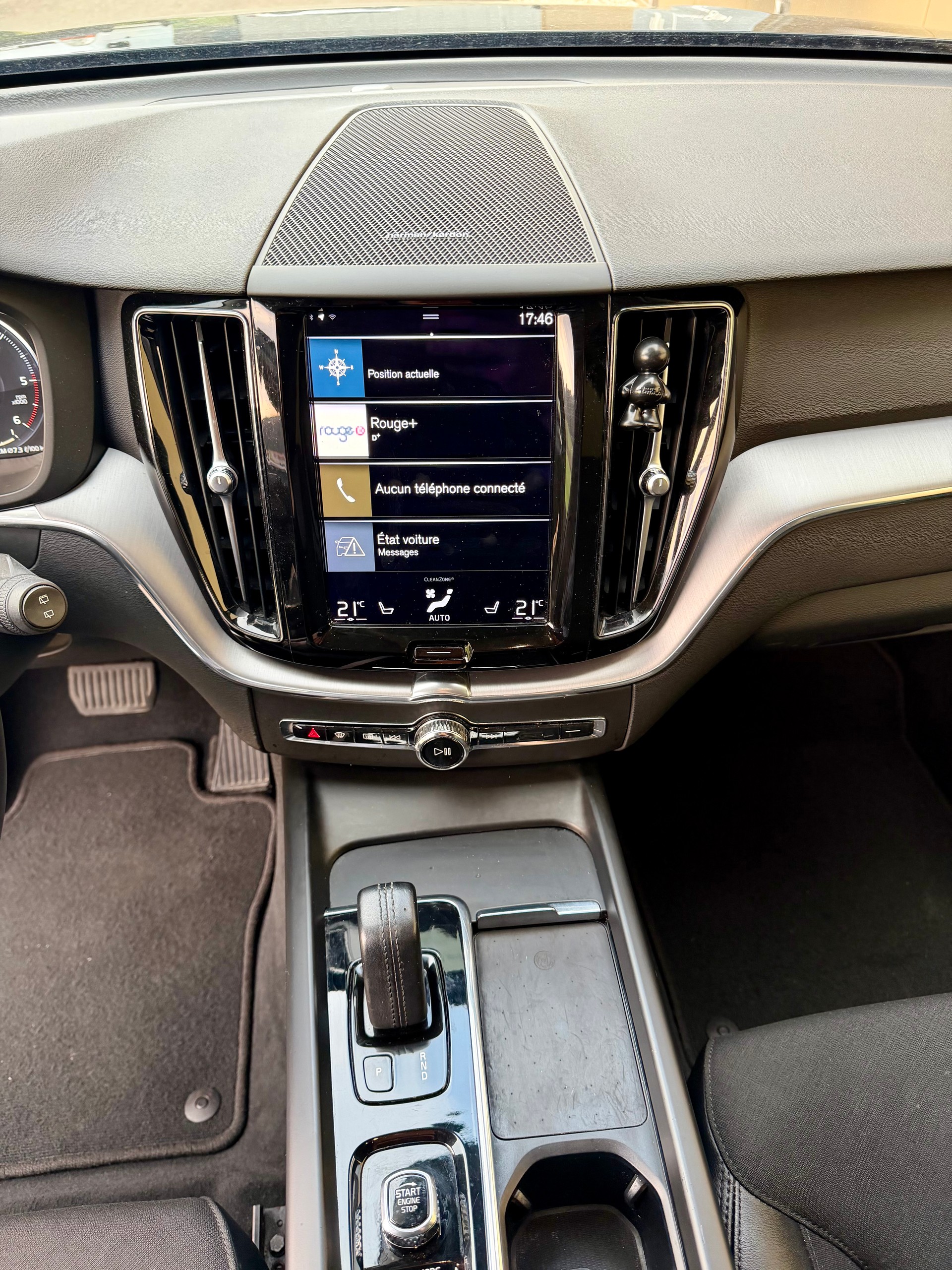 VOLVO XC60 B4 Diesel Mild Hybrid AWD R-Design Geartronic-image-13