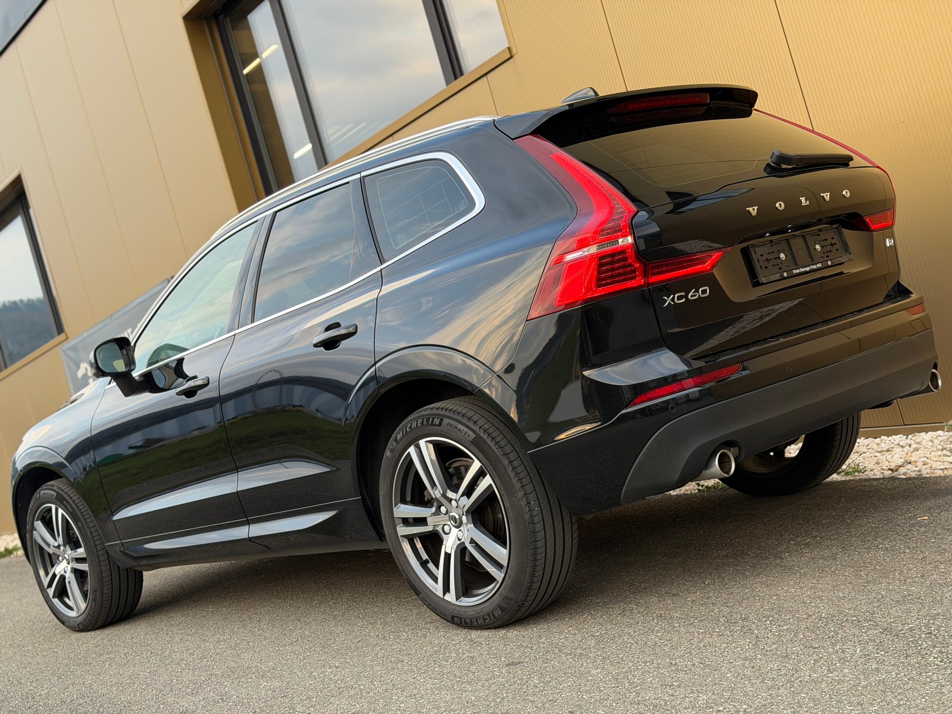 VOLVO XC60 B4 Diesel Mild Hybrid AWD R-Design Geartronic-image-8