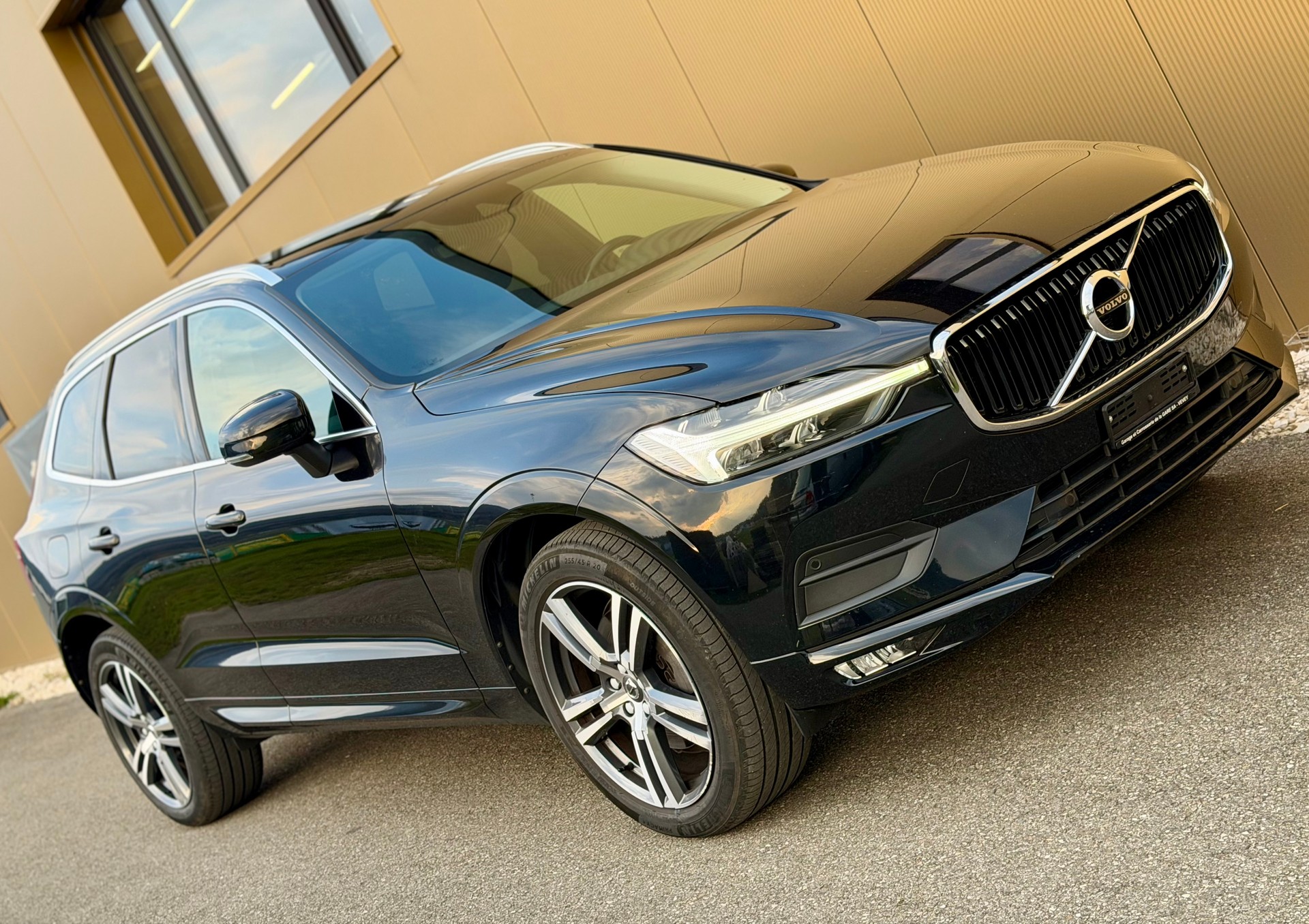 VOLVO XC60 B4 Diesel Mild Hybrid AWD R-Design Geartronic-image-1