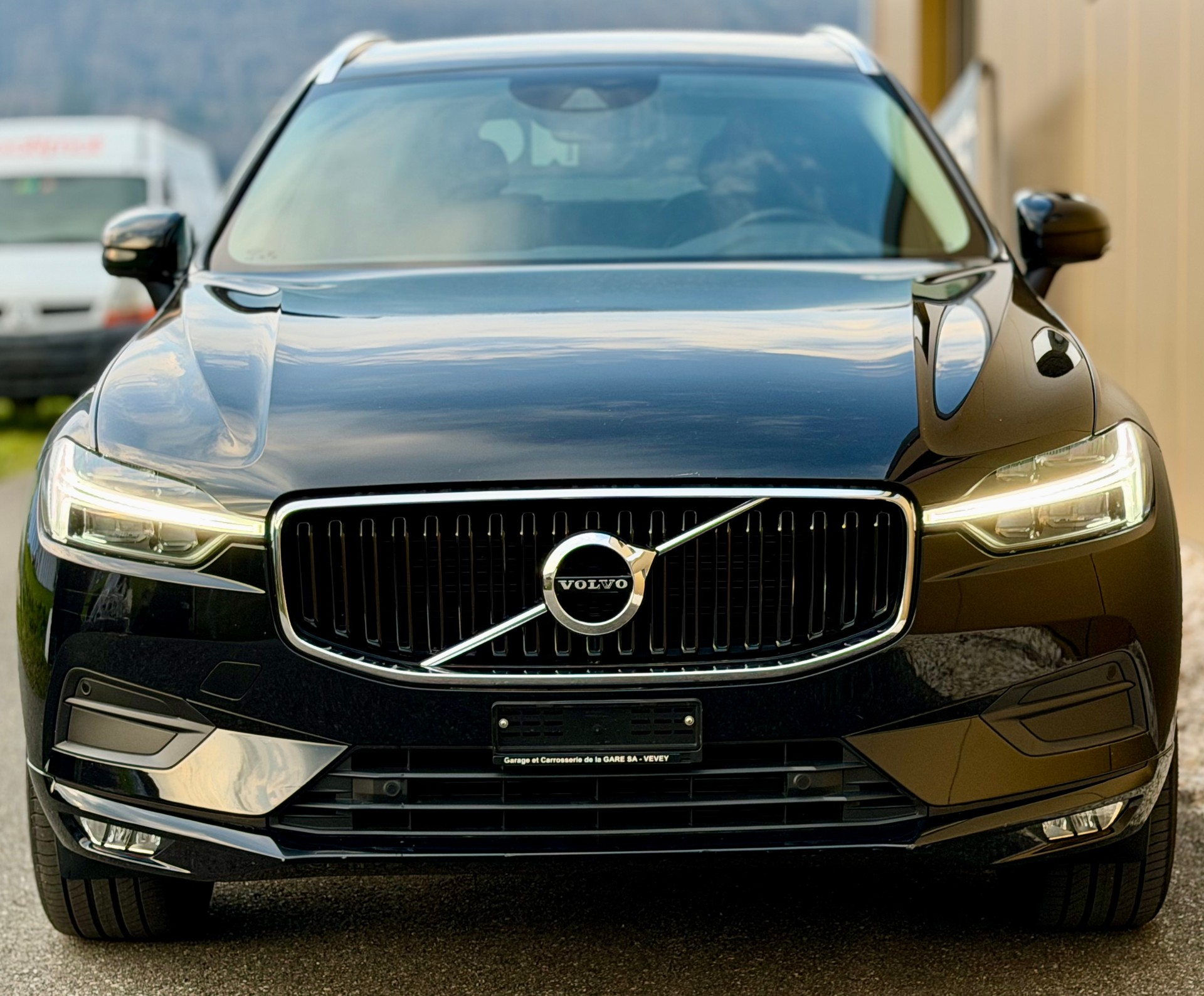 VOLVO XC60 B4 Diesel Mild Hybrid AWD R-Design Geartronic-image-0