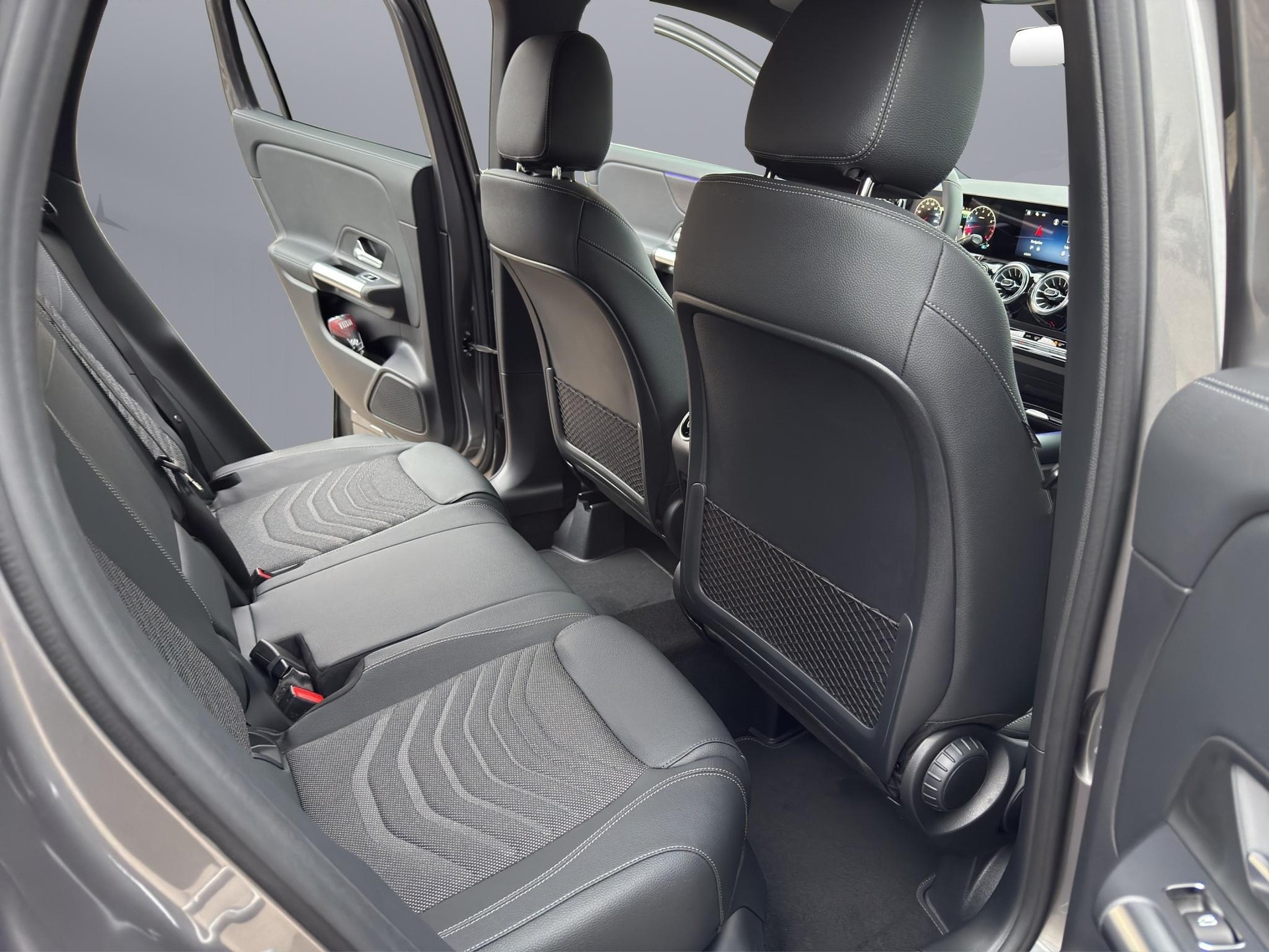 MERCEDES-BENZ GLA 250 Swiss Star Progressive 4matic-image-11