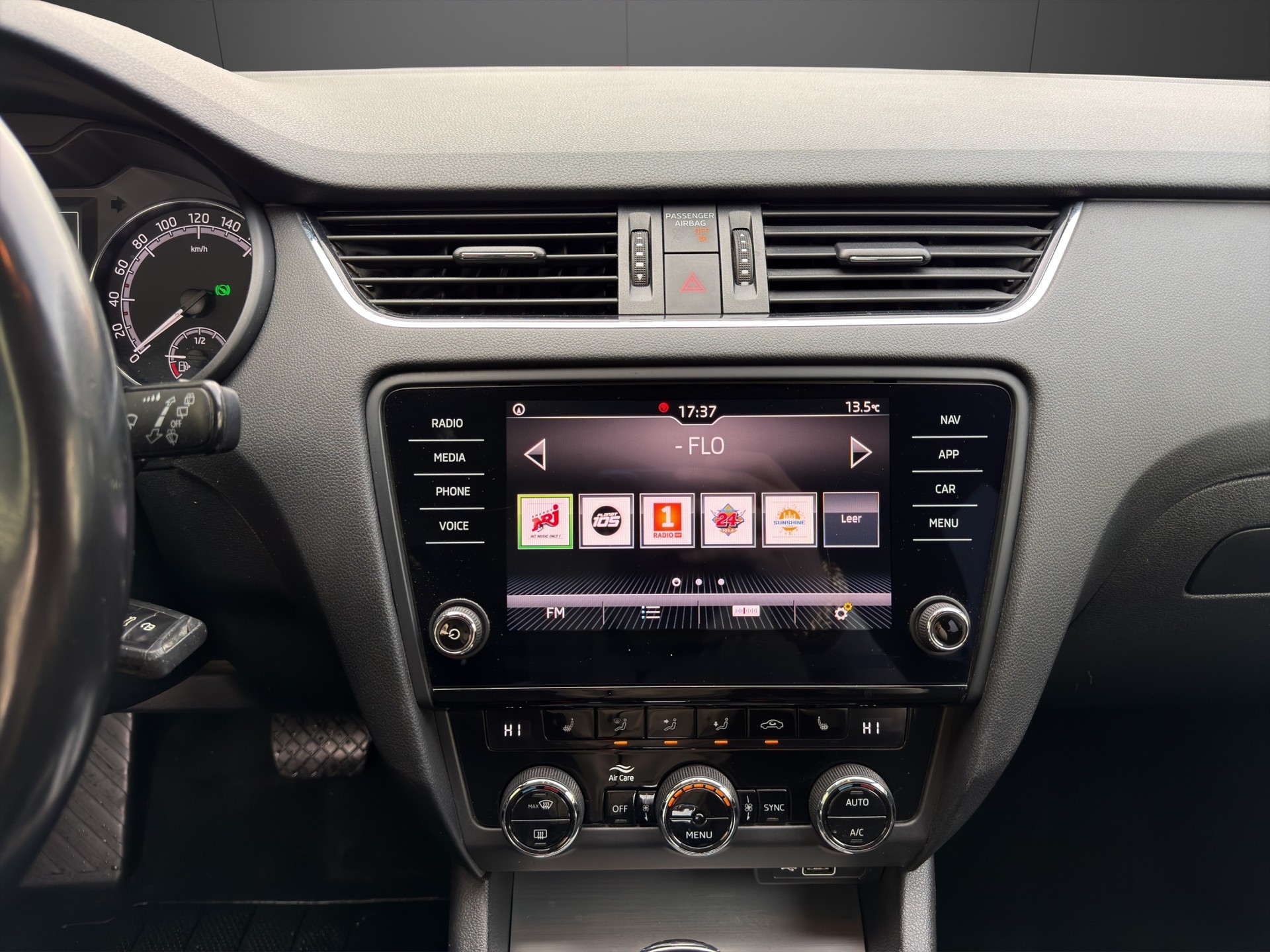 SKODA Octavia Combi 2.0 TSI Ambition 4x4 DSG-image-11