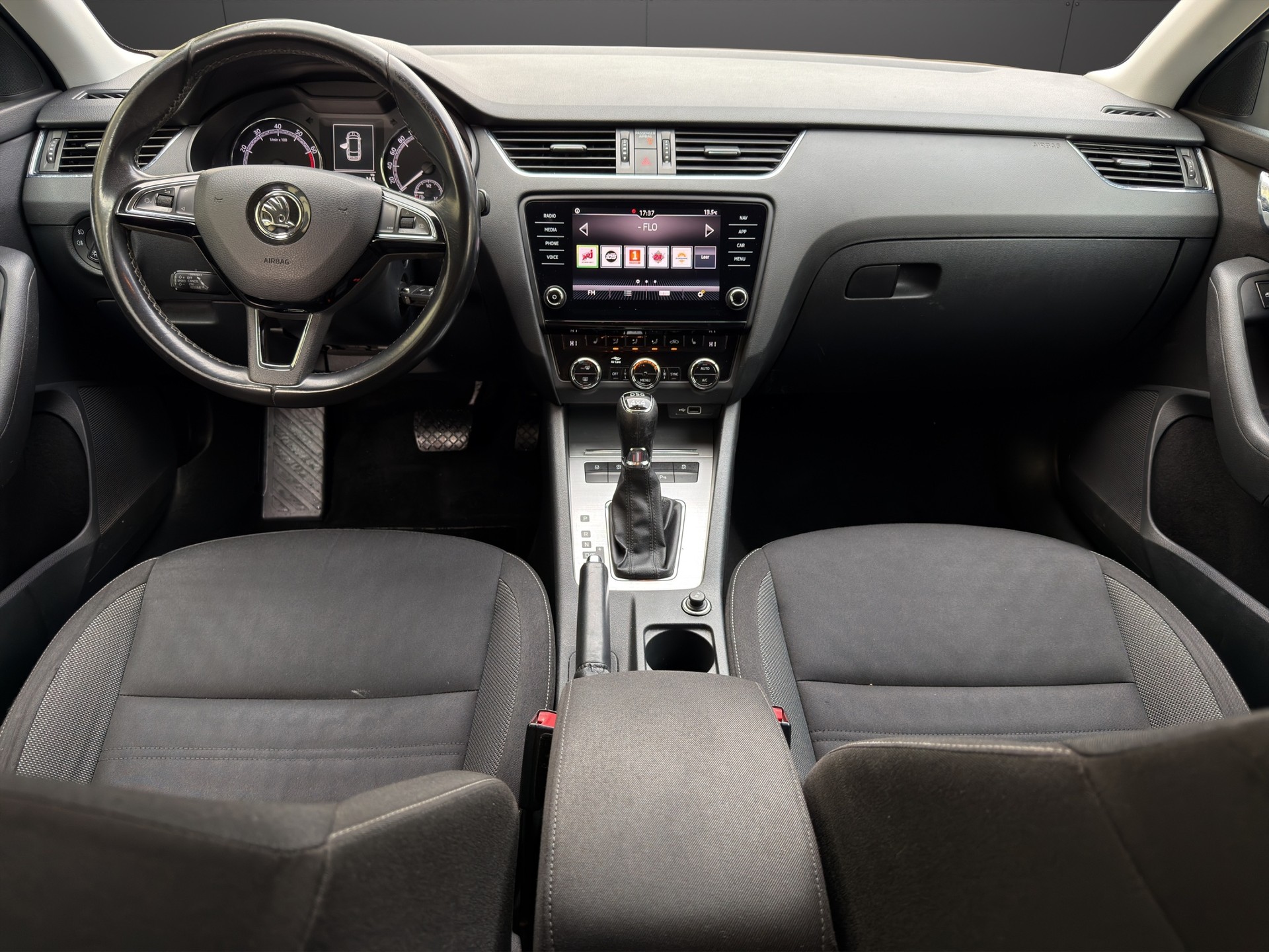 SKODA Octavia Combi 2.0 TSI Ambition 4x4 DSG-image-10