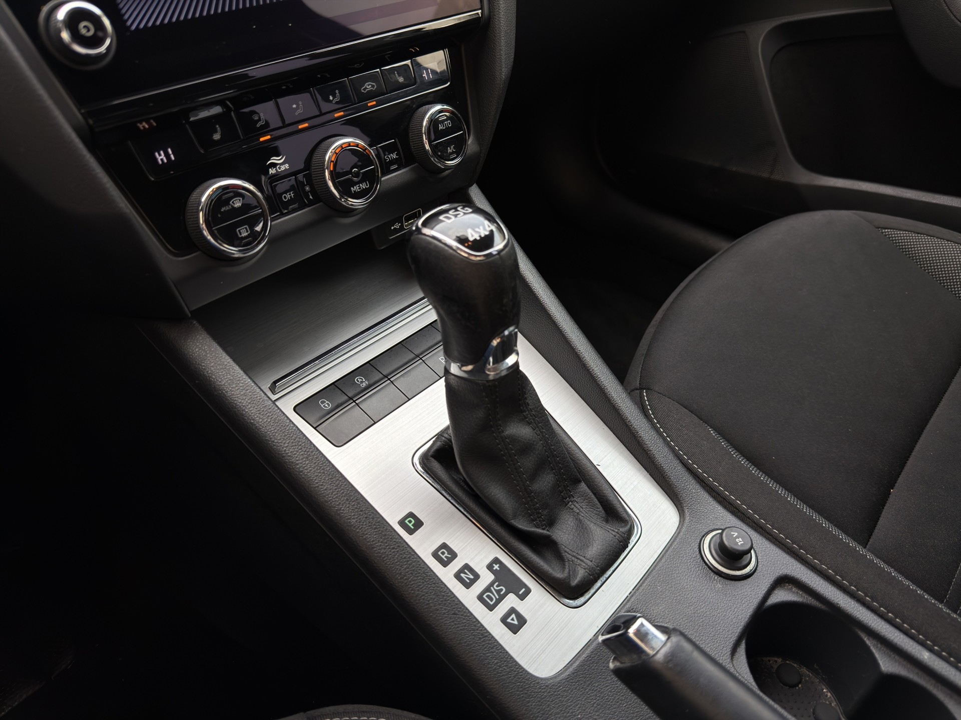 SKODA Octavia Combi 2.0 TSI Ambition 4x4 DSG-image-16