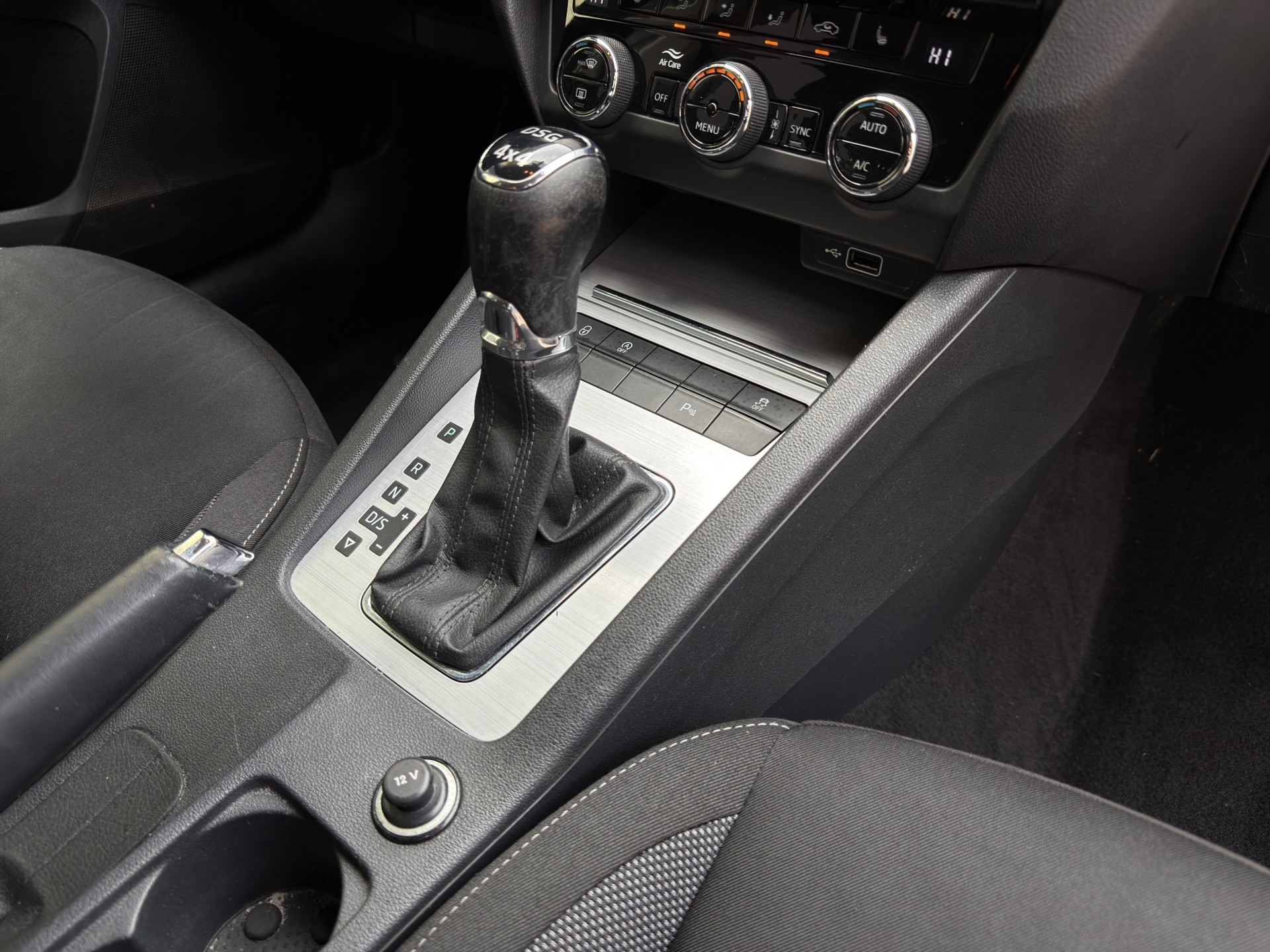 SKODA Octavia Combi 2.0 TSI Ambition 4x4 DSG-image-17