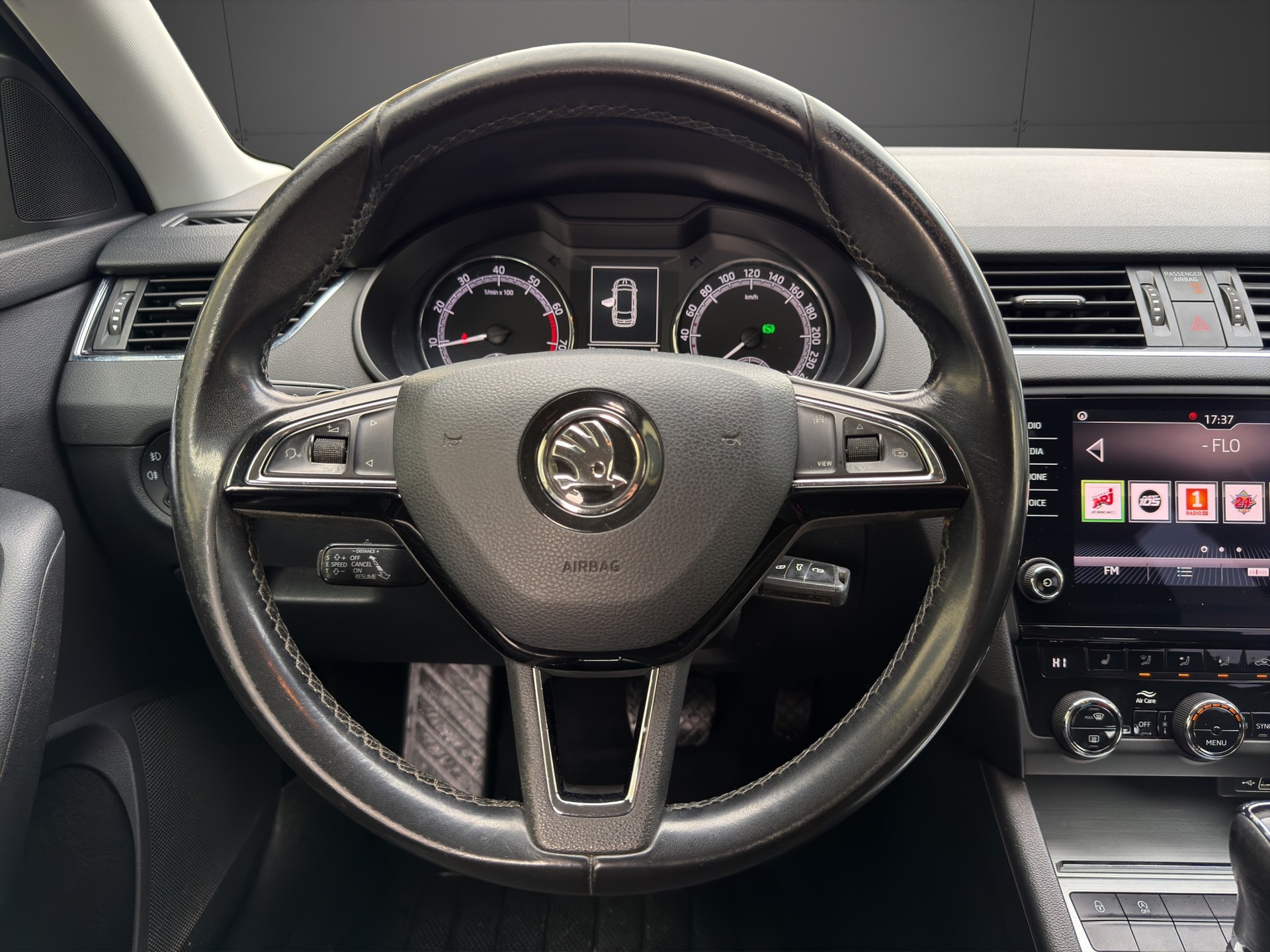 SKODA Octavia Combi 2.0 TSI Ambition 4x4 DSG-image-14