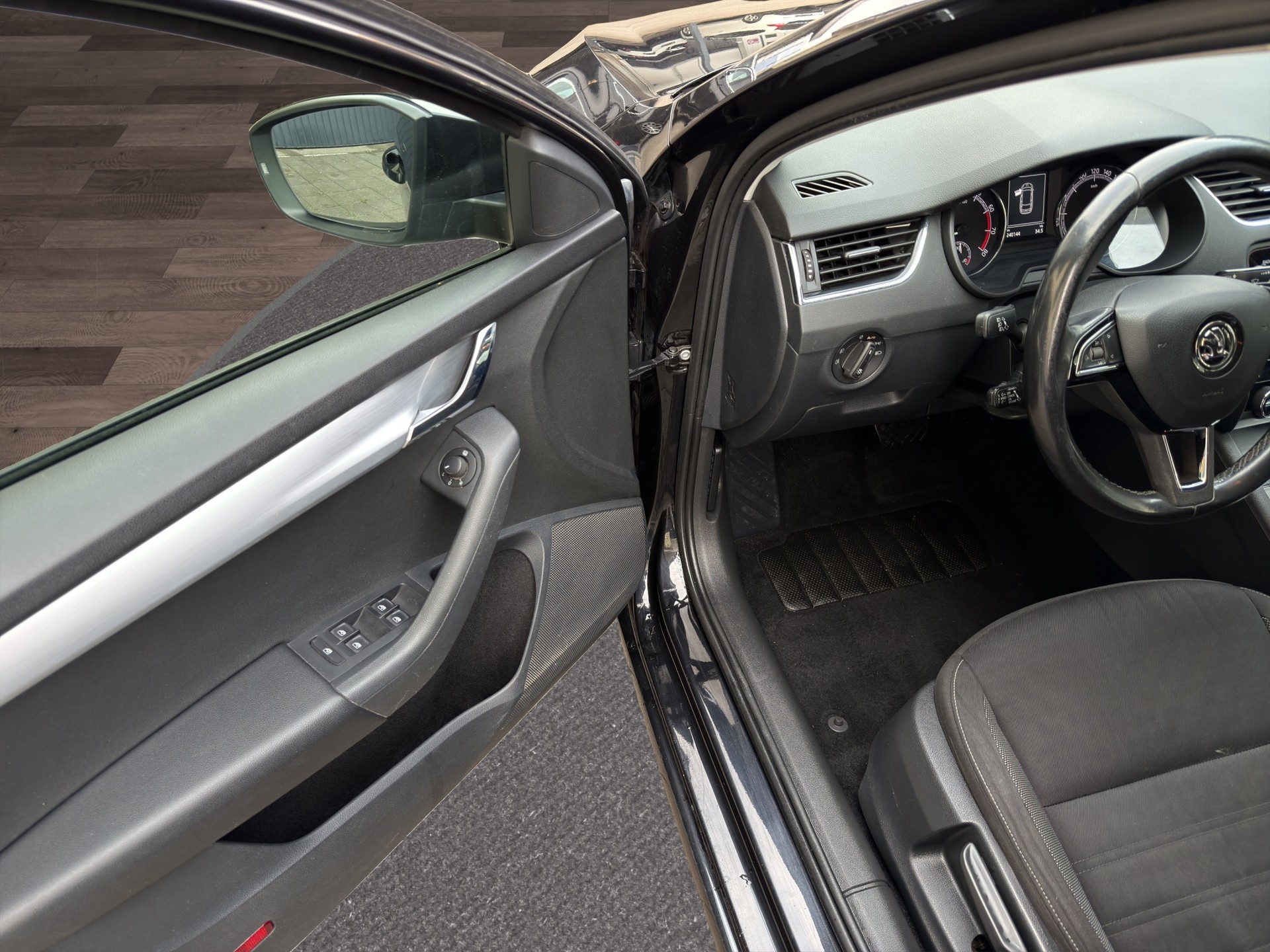 SKODA Octavia Combi 2.0 TSI Ambition 4x4 DSG-image-19
