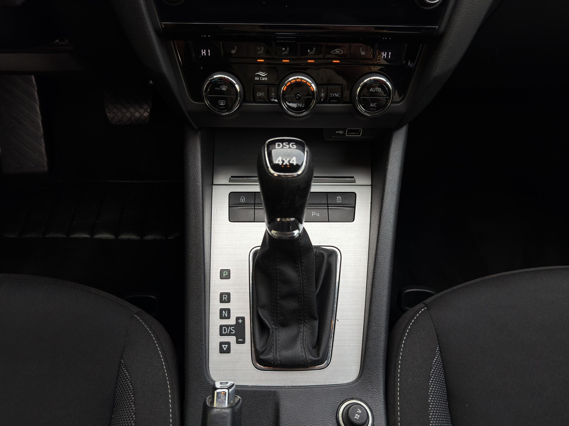 SKODA Octavia Combi 2.0 TSI Ambition 4x4 DSG-image-15