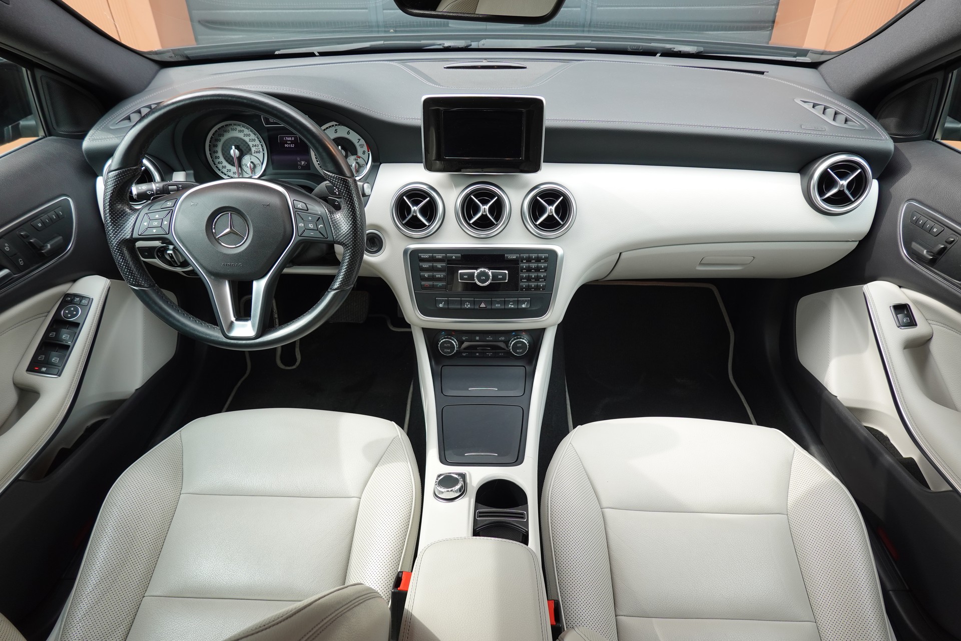 MERCEDES-BENZ A 250 4Matic - "Tempomat* Sièges chauffantes * jantes 18 * intérieur cuir * Camera recul * Capteur avant"-image-10