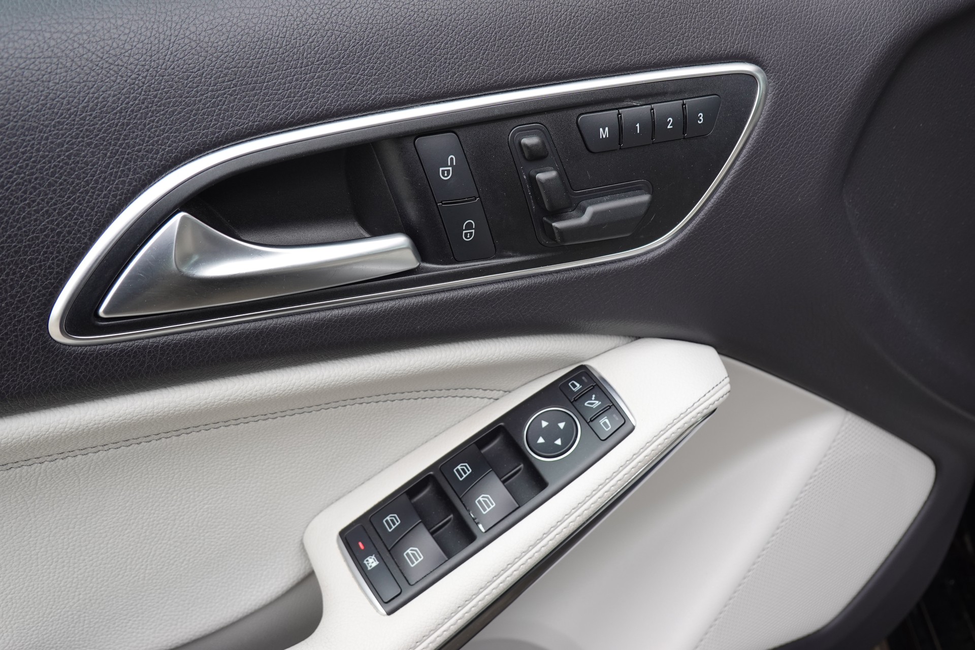 MERCEDES-BENZ A 250 4Matic - "Tempomat* Sièges chauffantes * jantes 18 * intérieur cuir * Camera recul * Capteur avant"-image-19